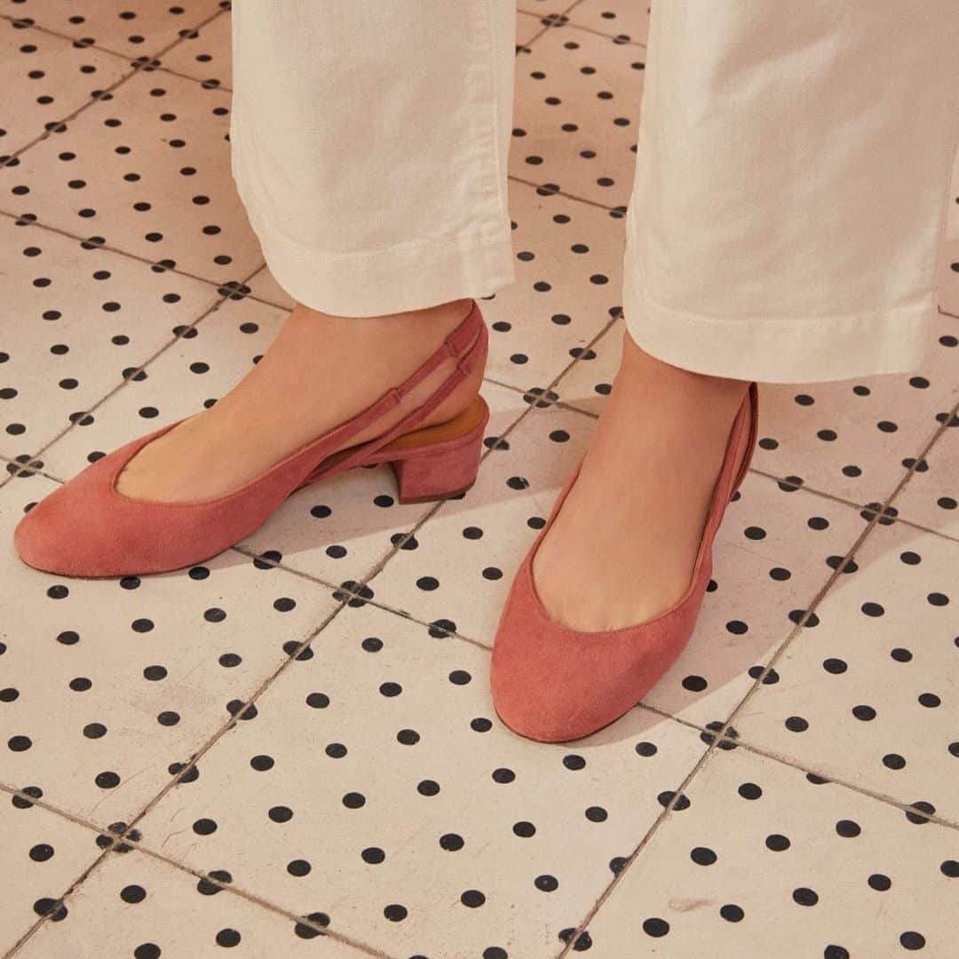 デプチオーのインスタグラム：「Jolis souliers !⁠⁠ La cambrure de ses jolis talons ainsi que la bride élastique sont idéales pour le quotidien. Vivement le retour des beaux jours ! ☀️⁠⁠ ⁠⁠ #despetitshauts #despetitshautsaddict #despetitsmoments #rosie #lavieenplusjoliedepuis20ans #lavieenplusjolie」