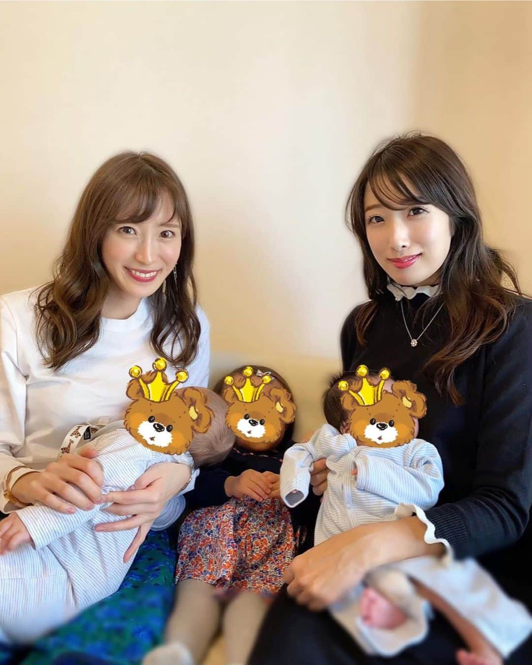 小林真由さんのインスタグラム写真 - (小林真由Instagram)「去年の話ですが、千春さんとbabyくんに会いに行かせてもらいました。﻿ 可愛い可愛いすでにイケメンくんなbabyくんと千春さんに会えてすっごく嬉しかった日✨ ﻿ 産後と思えない千春さんの美しさには今回もびっくり🥺﻿ ﻿ 娘も可愛いbabyくんに夢中で眠気も吹き飛ぶほど大興奮でした😂﻿ お疲れなはずなのに沢山遊んで頂いて帰ってからも楽しかったーと顔がにやけていて✨﻿ 物心ついてから初めてお友達と遊んだのもあってか(私の先輩だけど 笑)翌日までハイテンションだったなぁ。笑﻿ ﻿ 千春さんとは日々子育ての話でお悩み相談し合っているのでこれからもお世話になろうと思います🥺﻿ また安心して会える日が楽しみ🙏﻿ ﻿  @chiharukoshiba  #ファッション #コーデ #ママコーデ #女の子ママ #男の子ママ #ママライフ #コーディネート #2歳 #生後6ヶ月 #ベビー #二人育児﻿」2月1日 17時58分 - mayukobayashii