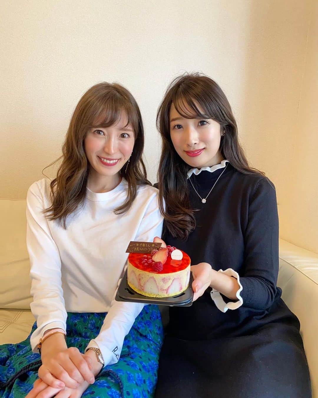小林真由のインスタグラム：「去年の話ですが、千春さんとbabyくんに会いに行かせてもらいました。﻿ 可愛い可愛いすでにイケメンくんなbabyくんと千春さんに会えてすっごく嬉しかった日✨ ﻿ 産後と思えない千春さんの美しさには今回もびっくり🥺﻿ ﻿ 娘も可愛いbabyくんに夢中で眠気も吹き飛ぶほど大興奮でした😂﻿ お疲れなはずなのに沢山遊んで頂いて帰ってからも楽しかったーと顔がにやけていて✨﻿ 物心ついてから初めてお友達と遊んだのもあってか(私の先輩だけど 笑)翌日までハイテンションだったなぁ。笑﻿ ﻿ 千春さんとは日々子育ての話でお悩み相談し合っているのでこれからもお世話になろうと思います🥺﻿ また安心して会える日が楽しみ🙏﻿ ﻿  @chiharukoshiba  #ファッション #コーデ #ママコーデ #女の子ママ #男の子ママ #ママライフ #コーディネート #2歳 #生後6ヶ月 #ベビー #二人育児﻿」