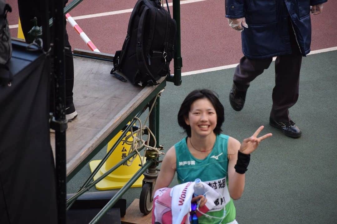 神戸学院大学さんのインスタグラム写真 - (神戸学院大学Instagram)「女子駅伝競走部の小川さんが大阪国際女子マラソンで19位と健闘しました  　「第40回大阪国際女子マラソン」が１月31日、大阪市東住吉区の長居公園内の周回コースで開かれました。招待選手として参加した女子駅伝競走部主将の小川那月さん（人文学部３年次生）は２時間41分10秒の自己ベストタイムで完走し、19位に入りました。た学生の中では１位。昨年の２時間42分15秒（30位、学生では４位）のタイムを１分５秒縮めました。完走者は61人でした。 　今回は新型コロナウイルス感染防止のため無観客で行われ、取材も制限されました。沿道で見守った大江秀和監督は、「暑さで後半は少しバテたようで、目標の２時間38分には届かなかったものの、よく粘りました」と評価しました。小川さんも納得できるレースだったのか、いい笑顔でゴールしました。」2月1日 17時58分 - kobegakuin_university_koho