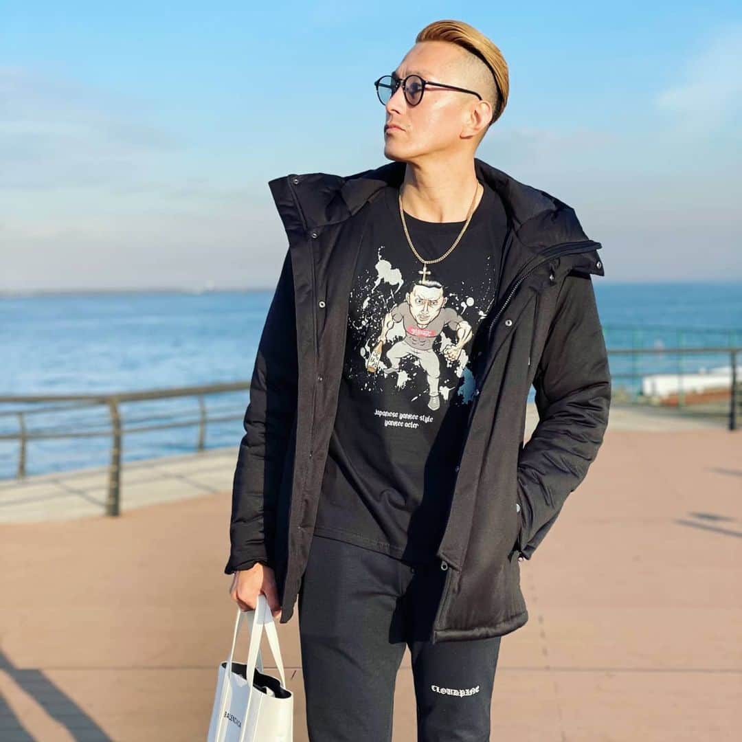 黒石高大のインスタグラム：「本日からＴシャツ パーカー発売 実話ナックルズ公式オンラインストアで買えるんで是非是非 ５０００円以上お買い上げで抽選で３０人とオンライントークします あっ今日久しぶりにインスタライブするんで お時間ある方付き合ってください 20時30分か21時位かなぁ そんな感じで よろしくどーぞ」