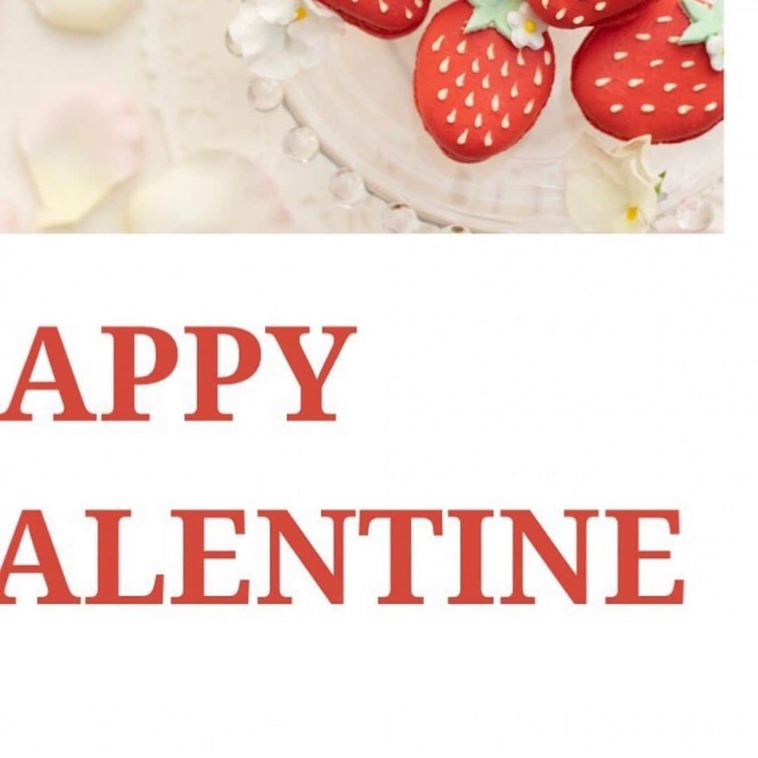 ヴィラデマリアージュさいたまのインスタグラム：「南フランス結婚式の街﻿ ﻿ Happy Valentine!🍫❤︎﻿ ﻿ バレンタイン期間限定で﻿ パティシエ手作りのテイクアウトスイーツを﻿ 販売いたします！﻿ ﻿ とっても可愛いを﻿ 大切な方へプレゼント　ご自身へのご褒美として﻿ いかがでしょうか？﻿ ﻿ ご予約方法は﻿ @salon_de_the_enchante の﻿ プロフィール画面にございますURLの﻿ 【ご予約フォーム】﻿ 又は﻿ 【お電話（048-814-4122）】にて﻿ 承っております！🌷﻿ ﻿ ※ご予約は受け取り日の【3日前まで】にお願い致します！ ﻿商品の受け取り開始は2月10日からとなります✨  ﻿ ◆﻿ ﻿ 〜いちごマカロン🍓（5個入）¥1,200〜﻿ 苺型のマカロンの中に苺味のチョコレートが﻿ サンドされています。白いお花が可愛らしさを演出﻿ ﻿ 〜ストロベリーBOX🍓（12個入）¥2,000〜﻿ 甘酸っぱい苺を4食のチョコレートでコーティング。﻿ アラザン、ココナッツ、苺フレークで創りました。﻿ ﻿ 〜フラワーチョコレートマフィン🍫（5個入）¥1,500〜﻿ 濃厚なチョコレートマフィンの上には﻿ 苺味のバタークリームがお花の模様で﻿ デコレーションしてあります。﻿ ﻿ 〜ショコラフリュイ🍊（5個入）¥2,000〜﻿ セミドライのオレンジ、いちじく、レモン、柚子を﻿ チョコレートでコーティング。﻿ お酒にもピッタリの商品です。﻿ ﻿ 〜いちごのショートケーキ🍰〜﻿ 4号　¥2,500 / 5号　¥3,500﻿ ﻿ 〜チョコレートケーキ🍫〜﻿ 4号　¥3,000 / 5号　¥4,000﻿ ﻿ ※全て税抜価格となります。﻿ ﻿ ◆﻿ ﻿ 皆様のお問い合わせお待ちいたしております☺🌷﻿ ﻿ #villasdesmariages﻿ #ヴィラデマリアージュ﻿ #ヴィラデマリアージュさいたま﻿ #結婚式﻿ #結婚式場﻿ #ストロベリー﻿ #スイーツ﻿ #valentine﻿ #バレンタイン﻿ #バレンタイン手作り﻿ #バレンタインデー﻿ #ケーキ﻿ #🍓﻿ #🍫」