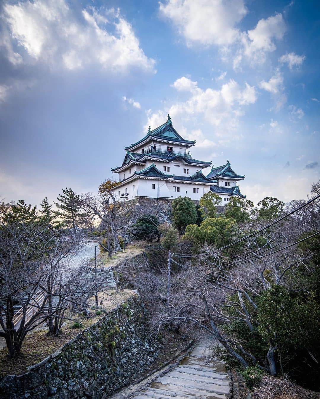 Visit Wakayamaさんのインスタグラム写真 - (Visit WakayamaInstagram)「. ⠀ A crisp winter day at Wakayama Castle.⠀  ⠀ 📸 @fuji_clip⠀ 📍 Wakayama Castle, Wakayama」2月1日 18時00分 - visitwakayama