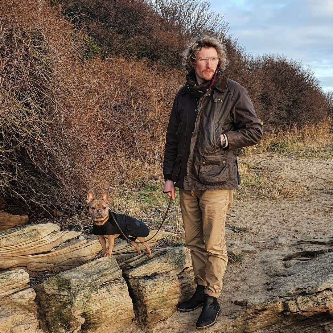 Barbour Japanのインスタグラム：「#BarbourWayOfLife では、英国のアウトドアライフスタイルを体現するバブアーブランドの世界観とバブアーブランドのウェアを着用した人々のスタイルをご覧いただけます。  ドッグ関連のアイテムもございますので是非オンラインストアをご覧ください。 📸 @mrjohnnysands」