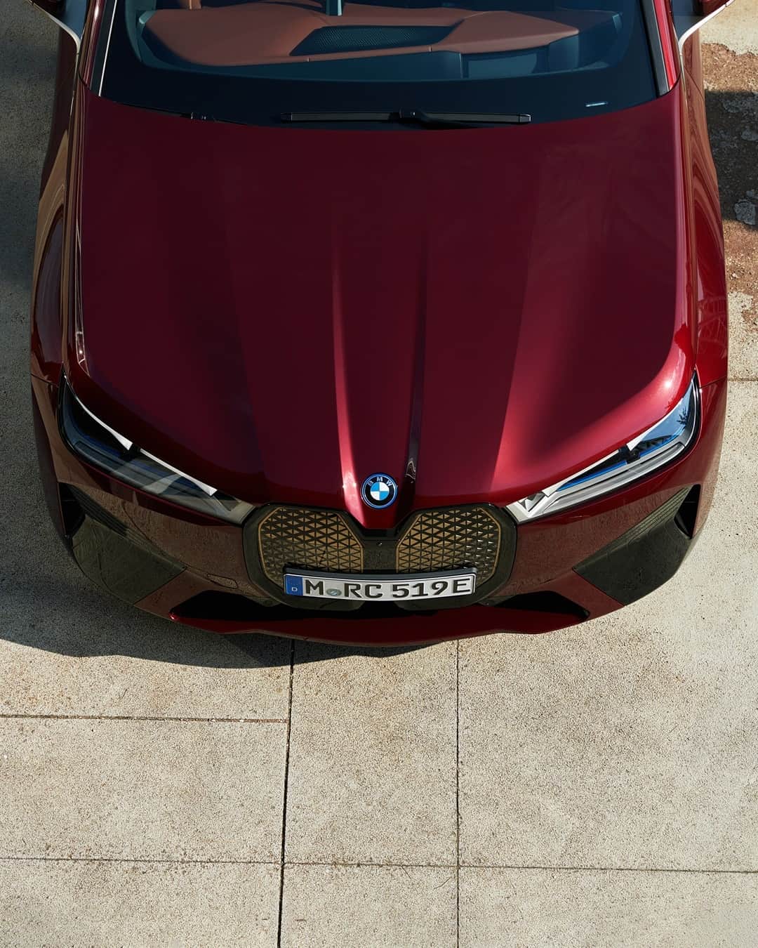 BMWのインスタグラム：「An intelligent surface for driver assistance sensor technology: the kidney grille of the first-ever BMW iX. #THEiX #BMW #iX #BMWi #BornElectric @bmwi」