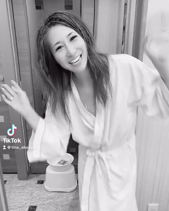 赤崎ティナ（西浦舞由美）のインスタグラム：「どんなときも提供するものには、追求をかけたい。 #休憩中　#赤崎ティナ #すっぴん　#モノクロ #闇　#クレティナ #ママのダイヤモンド」