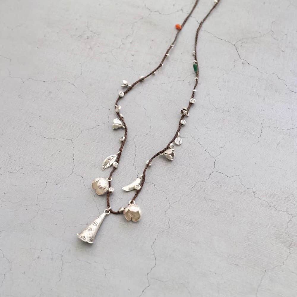 のインスタグラム：「_ GAIJIN MADE / ガイジンメイド “MANY FLOWER CHARM NECKLACE” ¥15,070- _ 〈online store / @digital_mountain〉 https://www.digital-mountain.net/shopdetail/000000011722/ _ 【オンラインストア#DigitalMountain へのご注文】 *24時間受付 *14時までのご注文で即日発送 * 1万円以上ご購入で送料無料 tel：084-973-8204 _ We can send your order overseas. Accepted payment method is by PayPal or credit card only. (AMEX is not accepted)  Ordering procedure details can be found here. >>http://www.digital-mountain.net/html/page56.html  _ #GAIJINMADE #ガイジンメイド _ 本店：#WonderMountain  blog>> http://wm.digital-mountain.info _ 〒720-0044  広島県福山市笠岡町4-18  JR 「#福山駅」より徒歩10分 #ワンダーマウンテン #japan #hiroshima #福山 #福山市 #尾道 #倉敷 #鞆の浦 近く _ 系列店：@hacbywondermountain _」
