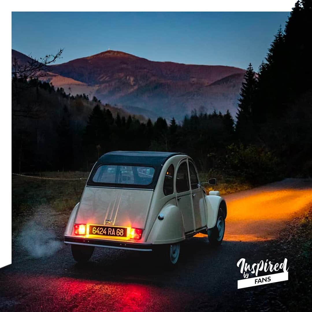 CITROEN JP Officialさんのインスタグラム写真 - (CITROEN JP OfficialInstagram)「夜道を照らす一筋の光。 Citroën 2CVは、いまも走り続けています🚙✨   @etiennemusslin さん、素敵な写真をありがとうございます！  #InspiredbyFans #2CV #シトロエン2CV #citroën #シトロエン」2月1日 18時04分 - citroen_jp