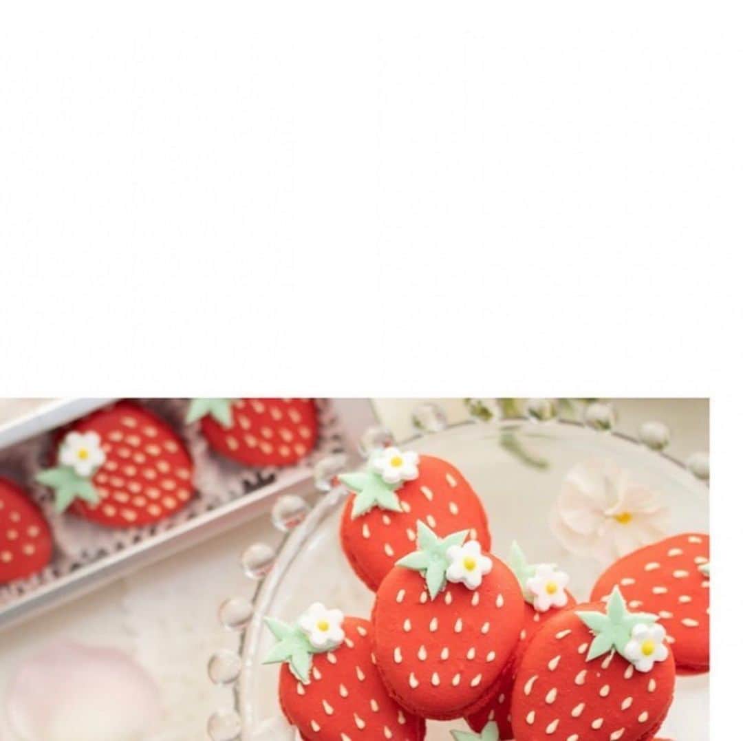 ヴィラデマリアージュさいたまのインスタグラム：「南フランス結婚式の街﻿ ﻿ Happy Valentine!🍫❤︎﻿ ﻿ バレンタイン期間限定で﻿ パティシエ手作りのテイクアウトスイーツを﻿ 販売いたします！﻿ ﻿ とっても可愛いを﻿ 大切な方へプレゼント　ご自身へのご褒美として﻿ いかがでしょうか？﻿ ﻿  ご予約方法は、﻿ @salon_de_the_enchante の プロフィール画面にございますURLの 【ご予約フォーム】 ﻿又は 【お電話（048-814-4122）】にて 承っております！🌷  ※ご予約は受け取り日の【3日前まで】にお願い致します！ ﻿商品の受け取り開始は2月10日からとなります✨  ﻿ ◆﻿ ﻿ 〜いちごマカロン🍓（5個入）¥1,200〜﻿ 苺型のマカロンの中に苺味のチョコレートが﻿ サンドされています。白いお花が可愛らしさを演出﻿ ﻿ 〜ストロベリーBOX🍓（12個入）¥2,000〜﻿ 甘酸っぱい苺を4食のチョコレートでコーティング。﻿ アラザン、ココナッツ、苺フレークで創りました。﻿ ﻿ 〜フラワーチョコレートマフィン🍫（5個入）¥1,500〜﻿ 濃厚なチョコレートマフィンの上には﻿ 苺味のバタークリームがお花の模様で﻿ デコレーションしてあります。﻿ ﻿ 〜ショコラフリュイ🍊（5個入）¥2,000〜﻿ セミドライのオレンジ、いちじく、レモン、柚子を﻿ チョコレートでコーティング。﻿ お酒にもピッタリの商品です。﻿ ﻿ 〜いちごのショートケーキ🍰〜﻿ 4号　¥2,500 / 5号　¥3,500﻿ ﻿ 〜チョコレートケーキ🍫〜﻿ 4号　¥3,000 / 5号　¥4,000﻿ ﻿ ※全て税抜価格となります。﻿ ﻿ ◆﻿ ﻿ 皆様のお問い合わせお待ちいたしております☺🌷﻿ ﻿ #villasdesmariages﻿ #ヴィラデマリアージュ﻿ #ヴィラデマリアージュさいたま﻿ #結婚式﻿ #結婚式場﻿ #ストロベリー﻿ #スイーツ﻿ #valentine﻿ #バレンタイン﻿ #バレンタイン手作り﻿ #バレンタインデー﻿ #ケーキ﻿ #🍓﻿ #🍫」