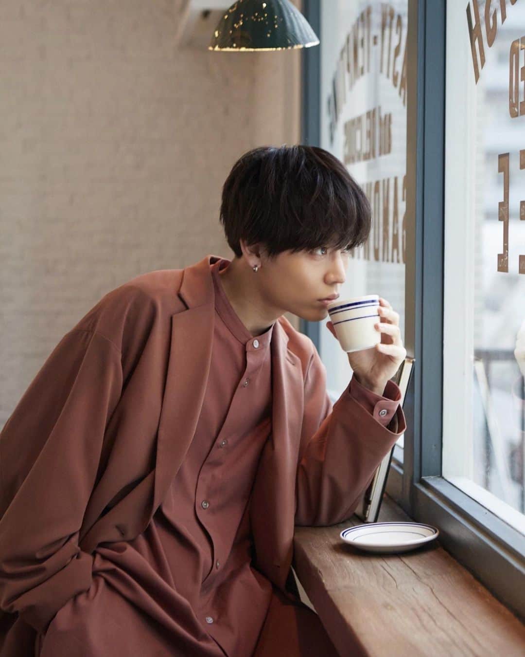 岩岡徹のインスタグラム：「☕️🪟📚」