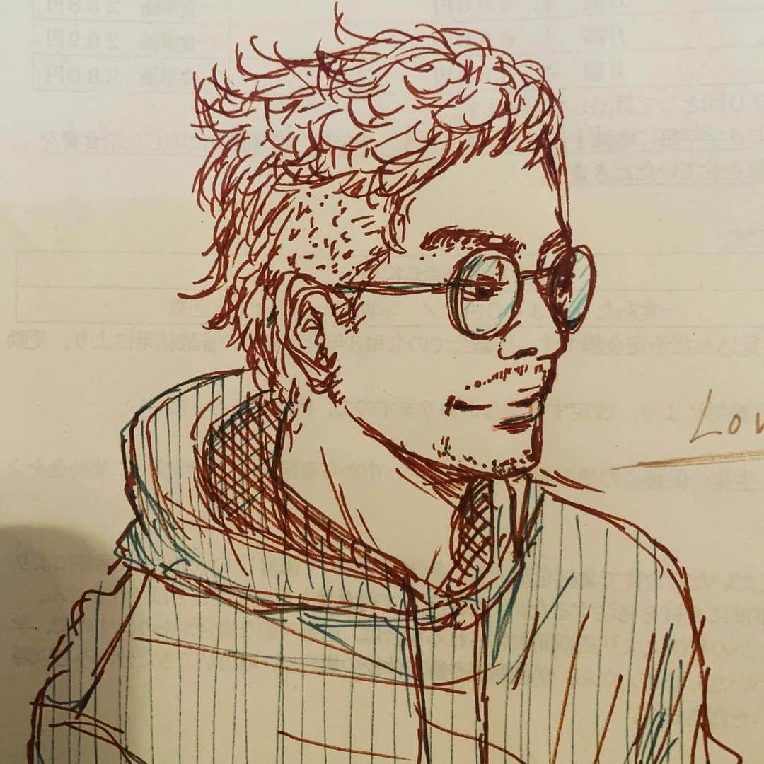市川ショウのインスタグラム：「夫を５分で書いてみよう。 って遊びで書いたんだけど、気に入ってめっちゃ大事にしてくれてる夫が好き。 その場にあった紙に書いたので、裏から学校の給食のお便り透けてるけど😂 #夫絵　#イラスト　#似顔絵　#夫婦仲良し」