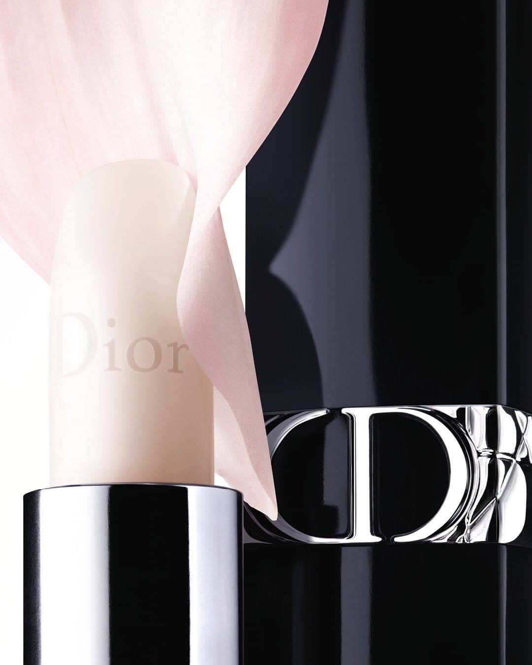 Dior Makeupのインスタグラム：「Take a closer look at the new Rouge Dior Satin Balm with 95% natural floral ingredients! Available in the same new precious case as Rouge Dior: a midnight blue lacquered tube with a silver ring featuring the CD initials. A timeless couture accessory that is also refillable. Newly available again. • ROUGE DIOR SATIN BALM 000 Diornatural • #diormakeup #rougedior #wewearrouge」