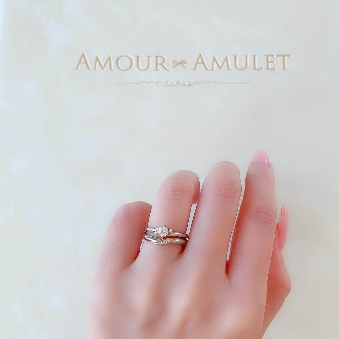 Muqbel ムクベルさんのインスタグラム写真 - (Muqbel ムクベルInstagram)「【Amour Amulet】 リング名💎シュシュ …私のお気に入り . 昔から大切に受け継がれてきた恋人たちの約束。 アムールアミュレットとは"愛のおまもり"を意味します。 . Open☞  11:00〜20:00 Close☞  水曜日定休 TEL☎︎ 098-982-7018 *************************************************** #muqbel#bridal#沖縄プロポーズ#沖縄結婚指輪 #沖縄#北谷#ムクベル#ムクベル北谷#ミンサー #沖縄ジュエリーショップ#ミンサーリング#okinawa #プロポーズダイヤモンド#ミンサー織り#ミンサー柄 #ブライダル#ウェディング#サプライズ#プロポーズ #結婚式#指輪#婚約指輪 #結婚指輪#プロポーズリング #美浜#アメリカンビレッジ#ミンサー指輪#AmourAmulet ##幸せの結婚指輪 ***************************************************」2月1日 18時10分 - muqbel_bridal