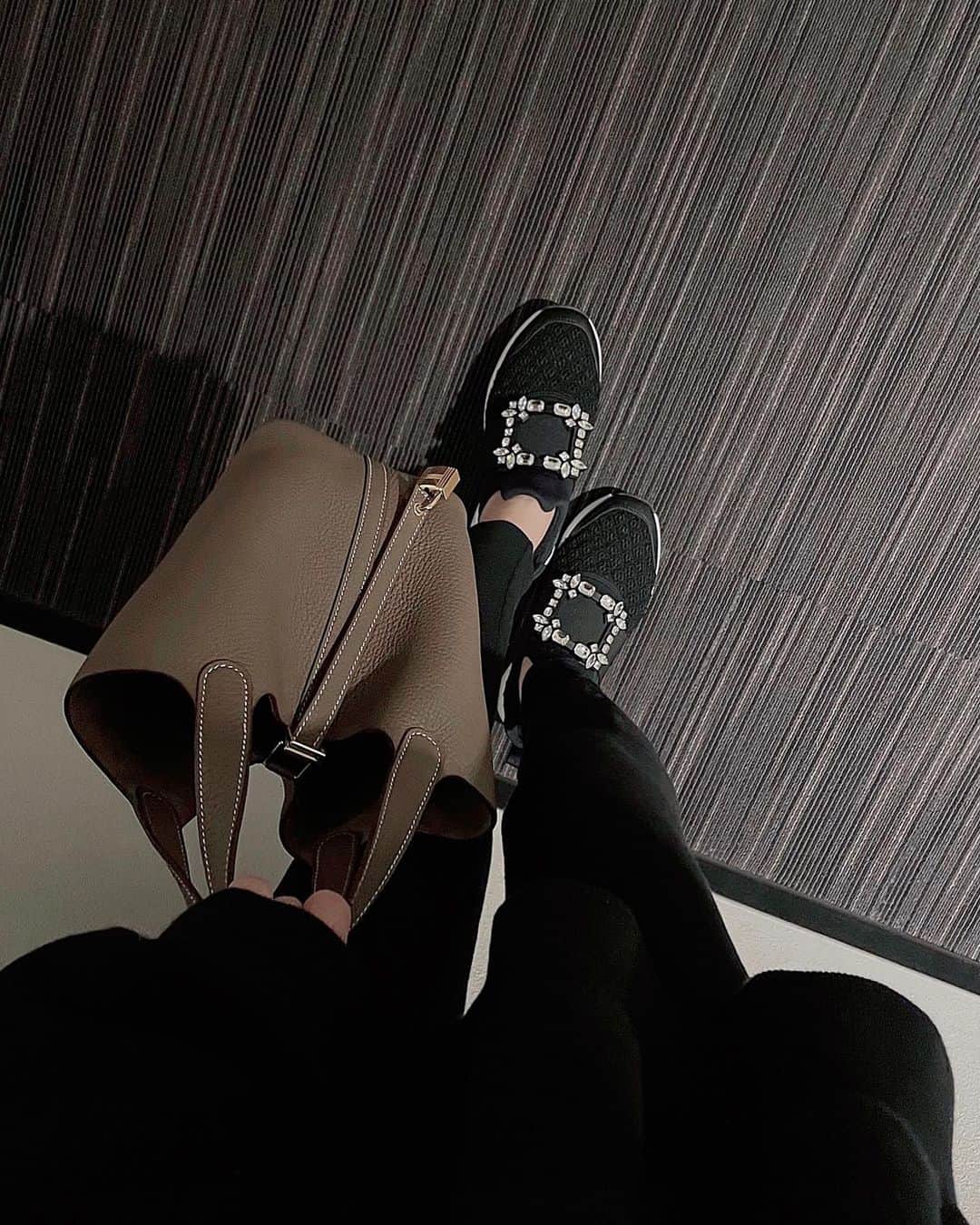 稲川千里さんのインスタグラム写真 - (稲川千里Instagram)「. . 今一番幸せな気分になる靴とbag🖤 子ども2人もいると使いやすいとか身軽とかそうゆうの重視になって、お気に入りだったものとか全然使えないし買ったまま眠っているものも沢山あって、似通った格好になっちゃう🥲 コロナでどうなるか分からないけどフリマしたい！ #rogervivier #スニーカー #厚底スニーカー #ぺたんこしか履けない #hermes #ピコタン #ピコタンロック #ピコタンpm #ママコーデ #姉妹ママ」2月1日 18時15分 - chiicamera