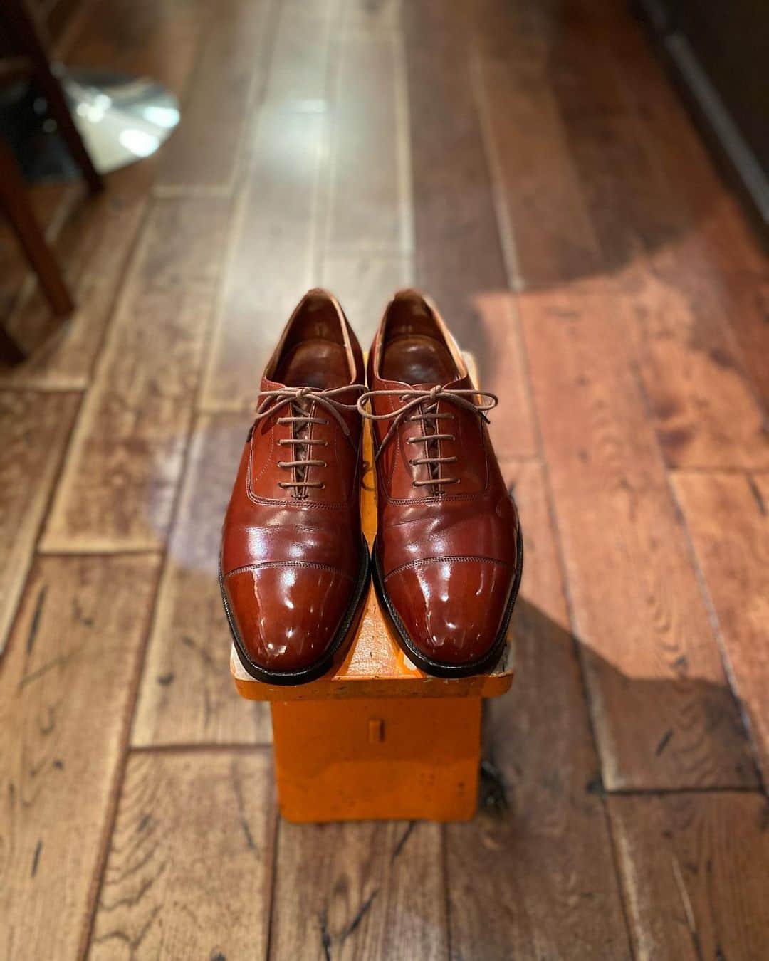 Yuya Hasegawaさんのインスタグラム写真 - (Yuya HasegawaInstagram)「@churchs  This is an old church's shoes.Leather is outstandingly good for old shoes.  #churchs #oldchurchs #shoeshine #brifth #靴磨き」2月1日 18時15分 - yuya.hasegawa.brift.h