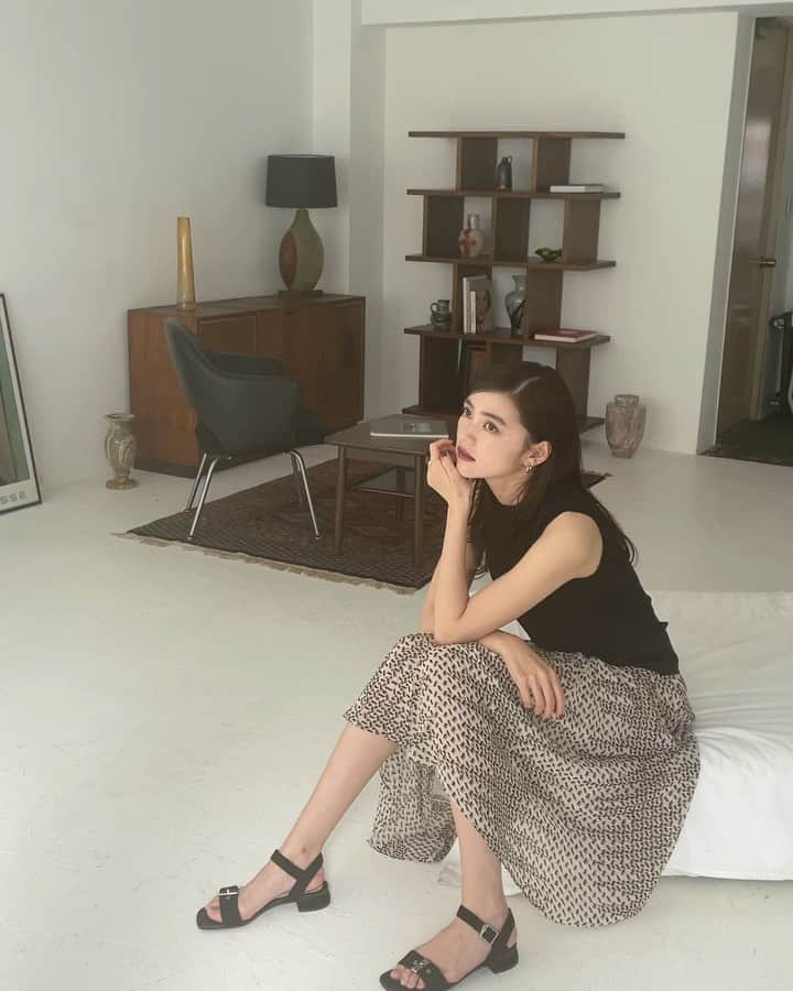 高原愛のインスタグラム：「お天気もよくてスタジオに差し込む太陽が気持ちよい🌈ライカムスタジオは居心地が良かった💓カメラマンの屋山さんが作り出す雰囲気も素敵だし居心地がよかった❤︎❤︎❤︎ブラーミン @brahmin_fsf  のトップスとスカートも女性らしくてお気に入り😚✨  #fashion#fashiongram#shooting#movie#lovefashion#撮影#オフショット#作品撮り#ものづくり#ブラーミン#感謝#💓」