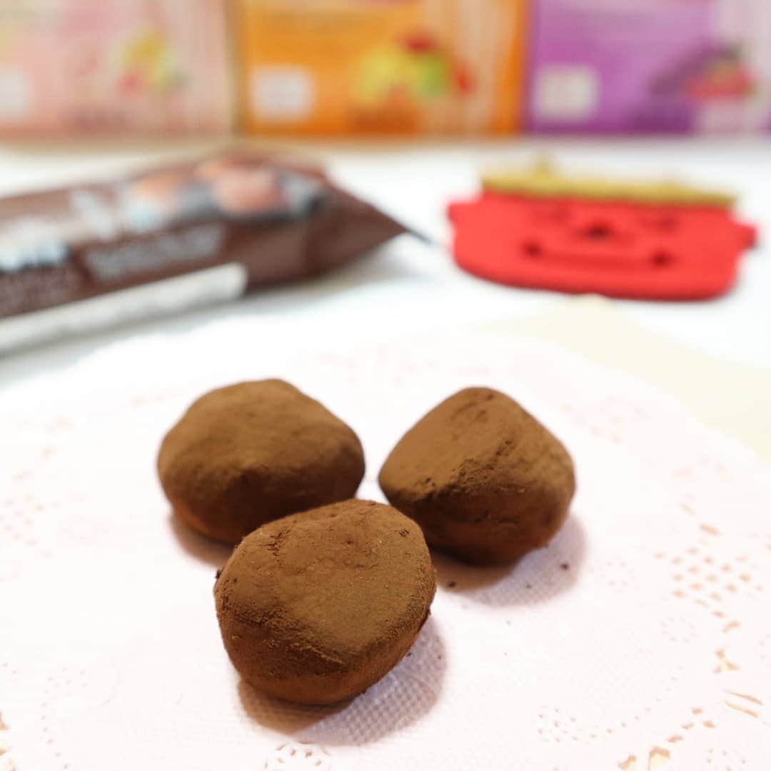 BEAUPOWER【公式】さんのインスタグラム写真 - (BEAUPOWER【公式】Instagram)「【 #節分準備 の休憩に🍫 】 ▽ 今日から２月!! そして明日は節分ですね♪  豆まき用の豆と恵方巻きの準備を済ませて #生ちょこ餅 でリラックスタイム～(灬º‿º灬)✨  もちもちしたチョコ餅に濃厚な生チョコ!! ほろ苦いココアパウダーがかかっていて美味しい♡ ひとくちサイズで手を汚さずに食べられるのも魅力的です!!🥰  #コンビニスイーツ #セブンスイーツ #セブンイレブンスイーツ #生チョコ #チョコ餅 #餅アレンジ #今日のおやつ #チョコレート好き #スイーツ好き #カメラはじめました #リラックスタイム #気分転換 #明日は #節分 #豆まき #恵方巻き #美容と健康に #美容ゼリー #美容成分 #プラセンタ #プロテオグリカン #エイジレスビューティ #自分磨き時間 #キレイになりたい #リフトアップしたい #ビューパワー #BEAUPOWER #常盤薬品工業」2月1日 18時21分 - beaupower_jp