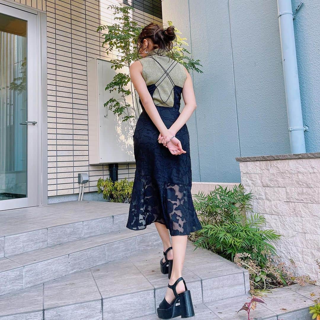 佐々木彩乃のインスタグラム：「レイヤードでも、夏は一枚でも着れるワンピース😽 @evris_official」