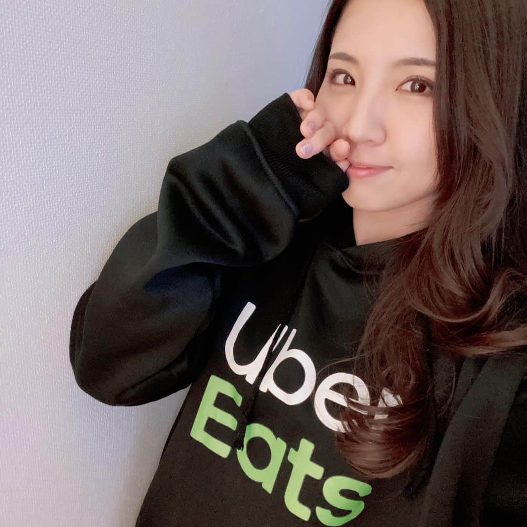 阿部真央のインスタグラム：「Uber Eats パーカー👕  可愛い。  #阿部真央」