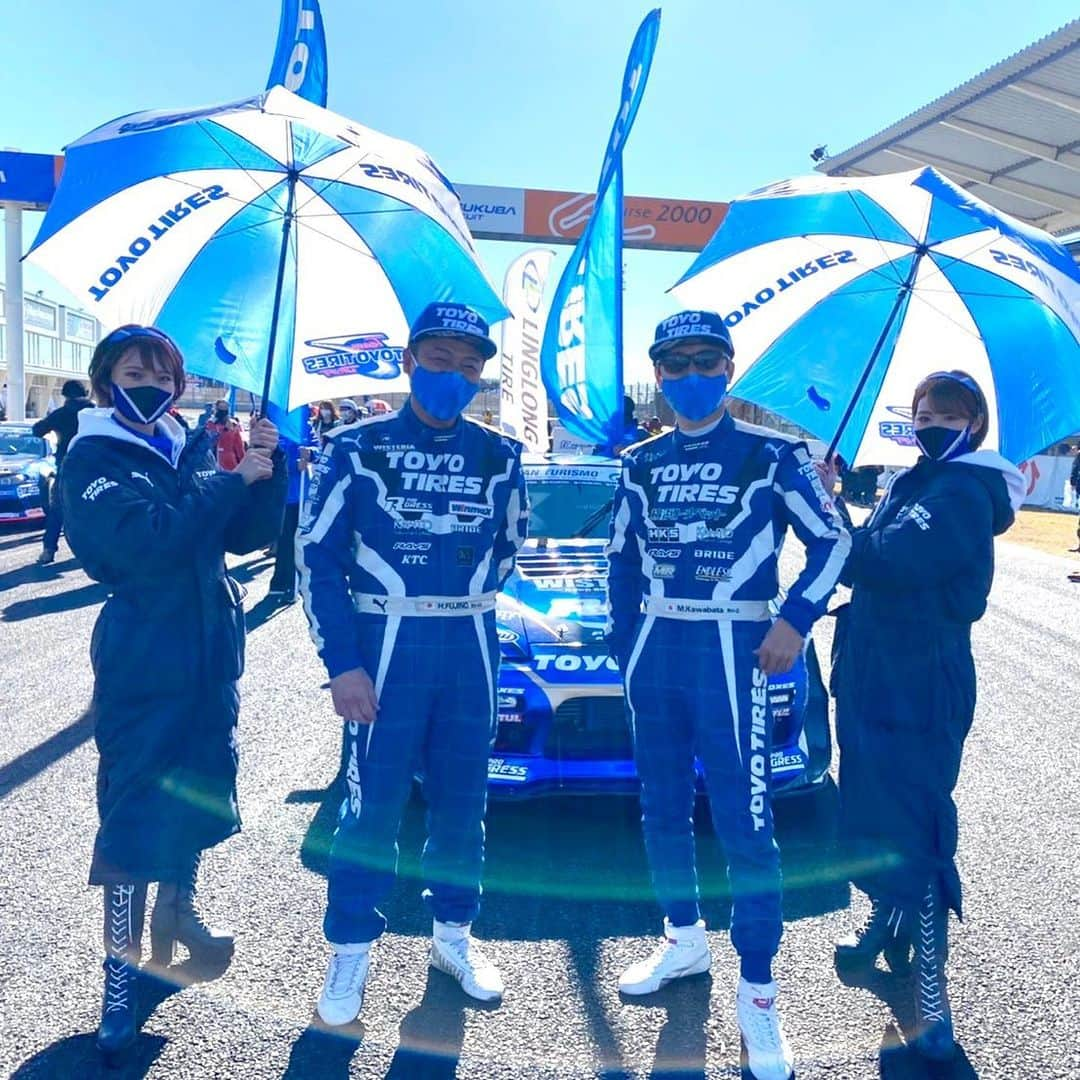 安西茉莉さんのインスタグラム写真 - (安西茉莉Instagram)「💙﻿ ﻿ D1GP Rd.7&8 筑波サーキット🌟﻿ ﻿ 寒い中、たくさんのお客様が﻿ 来てくれました🥺﻿ ﻿ TOYOファンの方にもたくさん﻿ お会いできて嬉しかったです✨✨﻿ ﻿ ﻿ Team TOYO TIRES DRIFTは﻿ 2日間とも表彰台には上がれなかったけど﻿ ﻿ Rd.8では﻿ 66号車がベストメカニック賞を受賞👏﻿ （ほんとうにお疲れ様でした…！﻿ 　みなさまゆっくり休んでください🥺）﻿ ﻿ シリーズランキングでは﻿ 藤野選手が3位となりました🥉﻿ ﻿ 1位は小橋選手、2位は横井選手でした！﻿ おめでとうございます☺️﻿ ﻿ ﻿ ラストラウンドの筑波では﻿ チームのみんなもファンの方も、﻿ 悔しいなあって思うことが﻿ たくさんありました…😢﻿ ﻿ 2020年のシーズンがここで終わるのは﻿ すごく悔しいけど、﻿ 4月からの2021シーズンはまた﻿ TOYO TIRESらしく﻿ サーキットで誰よりもカッコイイ﻿ ドリフトを決めてくれると信じています💙﻿ ﻿ ﻿ 1年間チームに熱い応援を﻿ ありがとうございました✨✨﻿ ﻿ ずっと応援してねー💙﻿ ﻿ ﻿ ﻿ そして、わたしたちレースクイーンにも﻿ たくさんの応援をありがとうございました🥺﻿ ﻿ ﻿ 今年は無観客で始まったけど、﻿ まりきゅんがきっかけで初めてD1を見ました！﻿ YouTubeで配信毎回見てます！﻿ 初めてD1見に行きます！﻿ ﻿ って声が多くて﻿ レースクイーン冥利に尽きます。。﻿ 自分がきっかけでそのカテゴリーのファンが﻿ 増えるのってほんとにうれしいんだよ🥰﻿ ﻿ チームの勝敗にはわたし以上に﻿ みんなが熱くなってくれて﻿ みんなのコメントやリプライに﻿ 何度も支えられました。﻿ ﻿ ﻿ 初めてD1のレースクイーンになって﻿ Team TOYO TIRES DRIFTを﻿ 応援した今シーズン。﻿ ﻿ ほんとに毎戦楽しかった✨✨﻿ ﻿ サーキットに行くのがこんなに楽しみで﻿ 今日はどうなるんだろうって﻿ ワクワクしたのは今年度が1番だったかも。﻿ ﻿ ﻿ このチームに選んでもらえて﻿ 最高に幸せです！！！﻿ ﻿ わたしもずっとずっと﻿ Team TOYO TIRES DRIFTのファンです！﻿ ﻿ みんなもずっとずっと、大好きでいてね。﻿ ﻿ ﻿ 1年間ありがとうございました🌟﻿ ﻿ ﻿ #D1GP #TOYOTIRES﻿ #2020TeamTOYOTIRESDRIFTGALS ﻿ #安西茉莉 ﻿ ﻿  ﹊ ﹊ ﹊ ﹊ ﹊ ﹊ ﹊ ﹊ ﹊ ﹊ ﹊ ﹊﻿ Twitter 🔍 安西茉莉 ＠anzaimari﻿ Online salon 🎀﻿ plz check my home URL, and join us！﻿  ﹎ ﹎ ﹎ ﹎ ﹎ ﹎ ﹎ ﹎ ﹎ ﹎ ﻿ ﻿ #限界管理栄養士 #レースクイーン #ラウンドガール﻿ #ピアドル #コスプレイヤー #管理栄養士﻿ #ショートヘアアレンジ #ショートカット﻿ #美腿 #followme #Japanesecosplayer」2月1日 18時19分 - mysweetpn