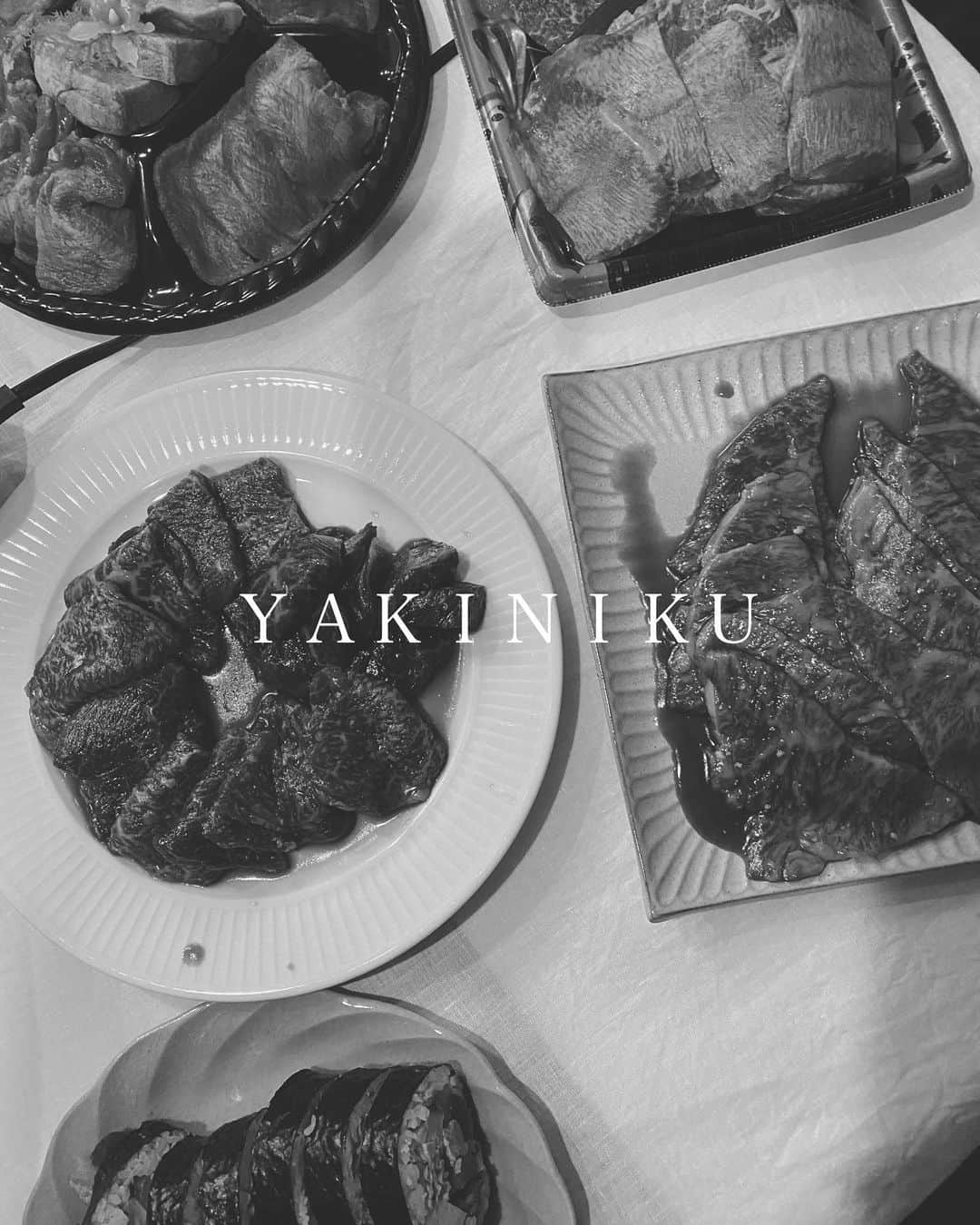 山賀琴子さんのインスタグラム写真 - (山賀琴子Instagram)「おうち焼肉✴︎  姉の誕生日はお家で焼肉を😋 私が大好きな焼肉屋さん にくだらけの焼肉セット✨ @yakiniku_nikudarake   つけだれだけでなく もみだれもついているので しっかりした味をつけて… お店の味のようなクオリティーを 自宅でいただけるなんて、なんて幸せ❤︎  レタスと大葉とキムチを巻いて 食べるのがわたし的おすすめ🥰  立派なケール🥬はユッケジャンスープに 入れてみたら葉野菜が苦手な方でも 食べられそうな、美味しさでした！ (自画自賛😂)」2月1日 18時29分 - kotokoyamaga