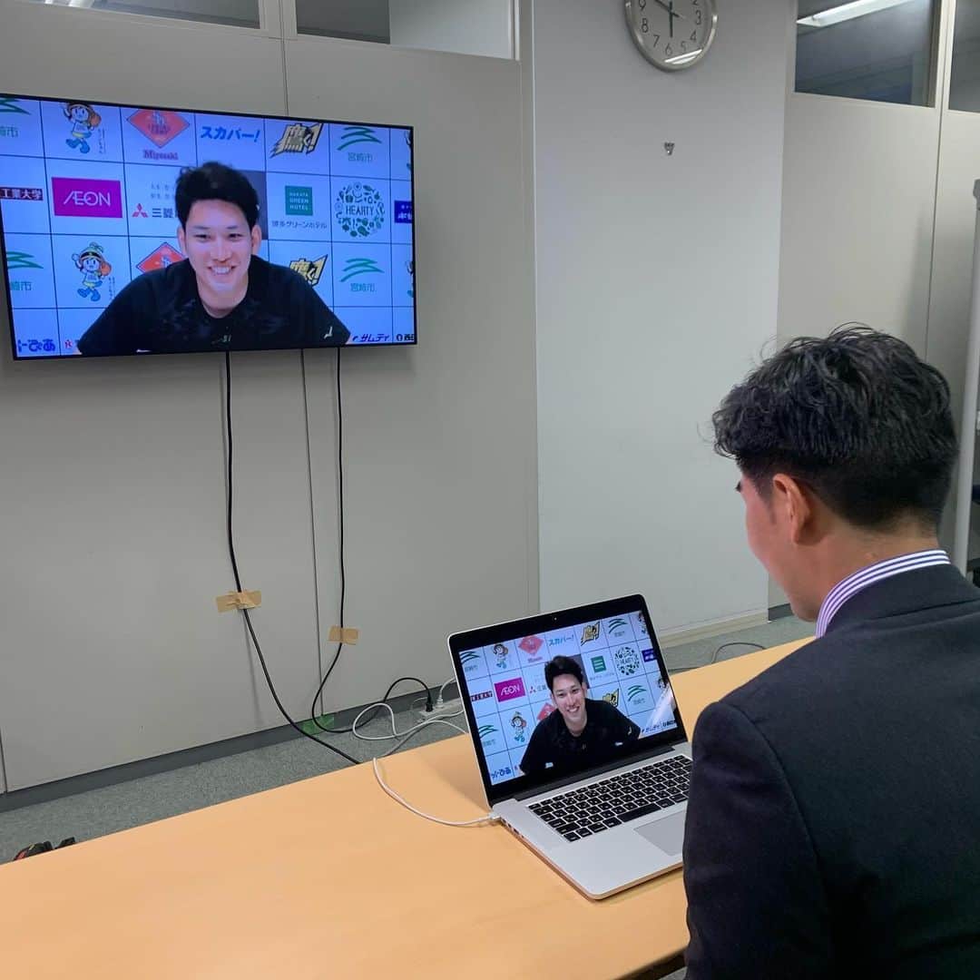 内野泰輔のインスタグラム：「2月1日プロ野球キャンプイン⚾️  という事で  昨シーズンのソフトバンク日本一の立役者で、今シーズンも活躍が期待される  栗原 陵矢 選手 @kurihara0704   にリモート取材❗️  栗原選手の今シーズンの目標やソフトバンクのキャンプ初日についてなど 沢山お話をうかがいました。  詳しくは今夜のLive News αスポーツコーナーで👀  #栗原陵矢 選手 #ソフトバンクホークス  #31  #プロ野球 #キャンプイン   #livenewsα」