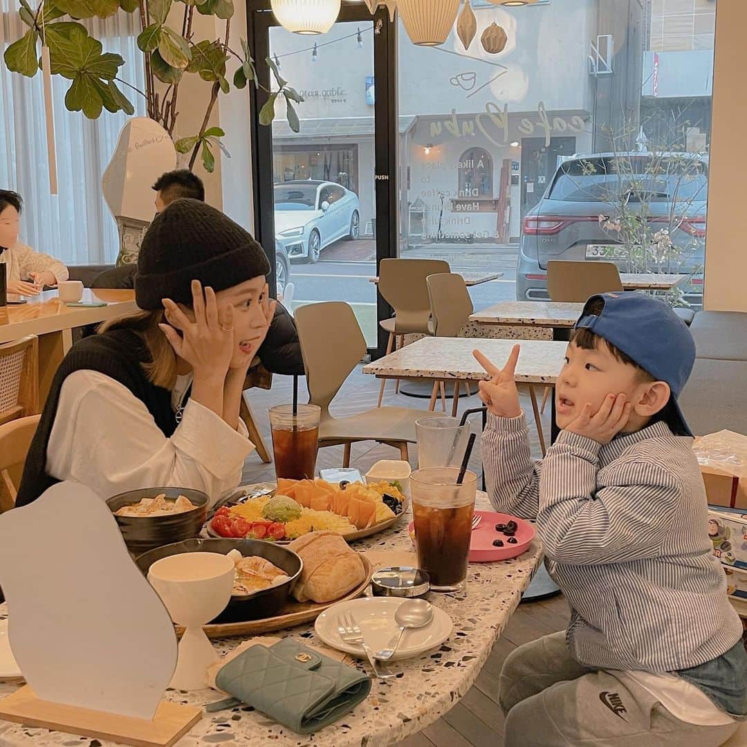 キム・ダヘのインスタグラム：「2-3년만에 시후를 만났는데... 훌쩍 커서 말을 너무 잘한다,,, 만나자마자 이모! 네! 이래서 깜놀 얌전하고 말잘듣고 너무 귀여웧 후.. 남친같애... 아들의 매력...」