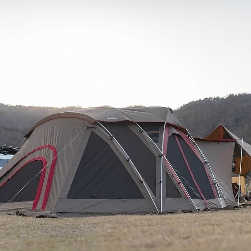 キャンプ情報サイト［ランタン］さんのインスタグラム写真 - (キャンプ情報サイト［ランタン］Instagram)「CAMP SMILE STYLE ／ 火の温もりを感じながらの食事。 家族が集まるジカロテーブル ＼ いろんなキャンパーのキャンプスタイルを現地取材と一般キャンパーからの投稿で数多く掲載してます。 . . 詳しくは @lantern.camp webサイトをご覧ください . . #camp #camping #outdoor #travel #trip #lantern_smile #nature #キャンプ #キャンプ用品 #アウトドア #テント #自然 #旅行 #キャンプ初心者 #キャンプ好きな人と繋がりたい #キャンプスタイル #LANTERN #キャンプギア #snowpeak #スノーピーク #リビングシェルロングpro #ジカロテーブル #チタンダブルマグ #フジカハイペット #マナイタセット #冬キャンプ #ファミリーキャンプ #マキノ高原キャンプ場」2月1日 18時22分 - lantern.camp