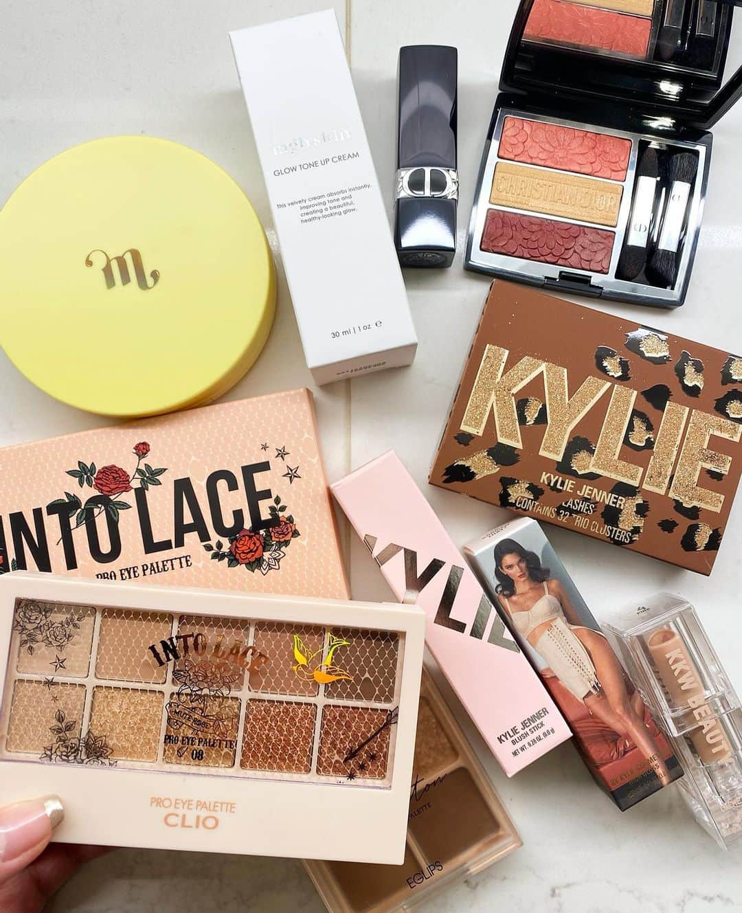 のインスタグラム：「新しいコスメたち💄最近オンラインショッピングばかり😂個人的にCLIOのアイシャドウはよく使えるかな💛✨他は今から使ってみよ✌️」
