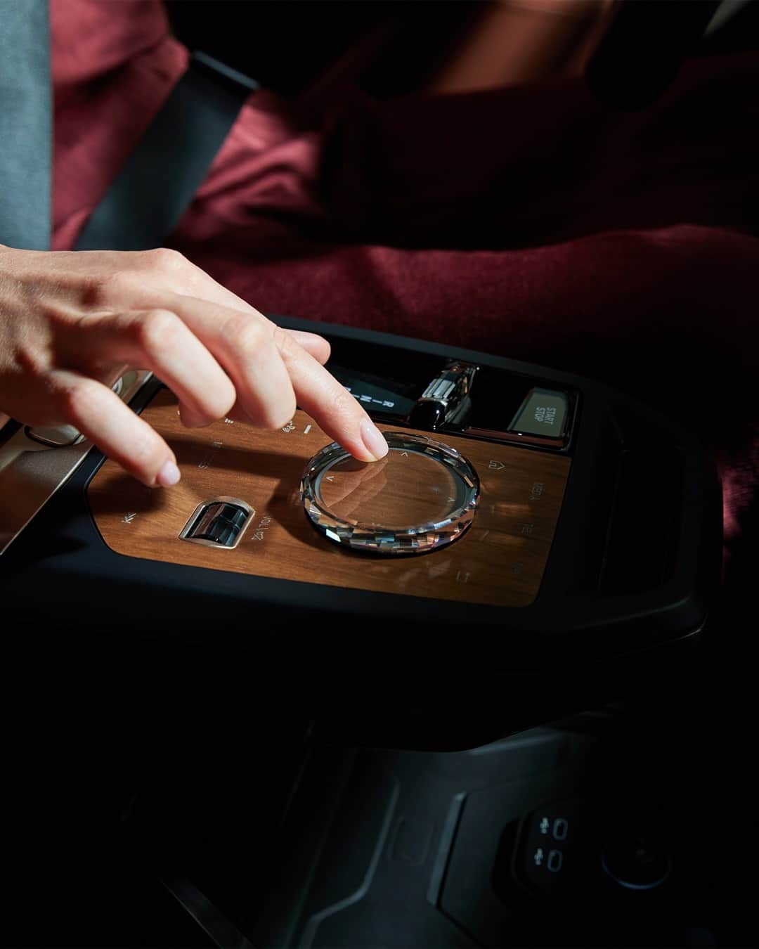 BMWのインスタグラム：「Refined to the core: the touch-sensitive control hub of the first-ever BMW iX is made of crystal glass. #THEiX #BMW #iX #BMWi #BornElectric @bmwi」