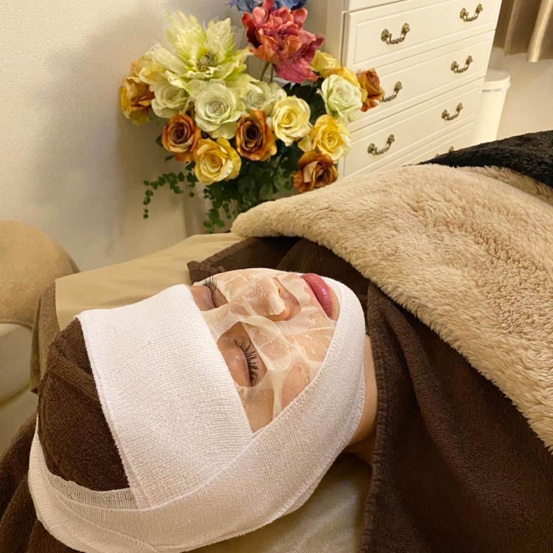 齋藤美波さんのインスタグラム写真 - (齋藤美波Instagram)「💆🏻‍♀️💆🏻‍♀️💆🏻‍♀️ #脳洗浄 ・ いきなりどスッピン写真失礼🙇🏾‍♀️ この間は初めての脳洗浄 PARAFUREの施術を受けてきました🤍 脳洗浄というと え？脳？脳の中の洗浄？ ってなる人が大半だと思います。笑 私もそうでした🤣 ・ でも本当に本当に一回でこの効果 感動しすぎたので是非ともみんなに ご紹介したいと思って、、、 是非とも長いけど見てほしい！！😳 🔻🔻🔻 【PARAFUSE〜脳洗浄〜】 脳脊髄液へのアプローチからお顔の歪みや浮腫・たるみ・頭のハチと言った外見的な状態、そして、頭痛や肩凝り・睡眠の質の向上や自律神経を整えていくPARAFUSE.独自のメソッドです。 全身の緊張をほぐしリラックスしていただきます。 小顔や美容だけでなく健康にもこだわった欲張りな新しいエステです。 脳洗浄とは ひとことで言うと頭の中の老廃物（死滅した細胞のごみ）を流すことです。 頭の中にも老廃物が溜まります。 その老廃物を流す重要な役割を果たすのが脳脊髄液です。 🔺🔺🔺 だそうです！！ ・ あたしも色んなエステやってきたけど 初めてのエステで最初ドキドキして 挑んだけど、まぁ〜気持ちいい。。💓笑 全然強い力使わず、 ただただエステ堪能してた😍 途中途中飛んで記憶ないくらい。笑 ・ 気持ちよかったなぁ〜 ・ 美容鍼もやって最近顔が引き締まってきてるから そんなに変化ないかな？って 思ったけど変化が見たかったから Befor.Afterの写真撮ってもらったら 発狂レベル🥶😱🥶😱 (写真2枚目) ・ こんなにも変わるの！？って ぐらい変化あってびっくり、、、！！ 本当にすごい！の一言。 顔全体の浮腫がなくなったのと パーツが全部キュッてなった感じ。 そして顔と頭の大きさも断然違う！！ ・ PARAFUSEを最初は定期的に 7〜10日に一回を4回に渡り施術して ベースを作るみたい。 そうすればその後は1ヶ月に一回のペースで 顔と頭の大きさも定着していくみたい✨ ・ 4回やった後の自分の顔が楽しみ♥️ ・ 旦那にも昨日 「なんか顎周りの余分な肉なくなったね。笑 前は振り向いただけでぶにってなってたのに😂」って笑いながら褒めてんだかディスってんだかわからないけど、言われた！！笑 ・ あんまあたしの美容に興味を持たない旦那だけど、 変化に気づくほど鍼とPARAFUSEのおかげなのか 確実に変化していってる😍✨ ・ こーやって効果が目に見えてると 楽しくなってくるね💕 肌も鍼やり始める前に比べたら 本当に艶と張りが出てとても調子良き🥺✨ ・ まだ一回目のPARAFUSE💆🏻‍♀️ 明後日は美容鍼🪡‼️ その後何日か後には PARAFURE♥️😁 ・ 30代2児の母ちゃん、、、 20代に負けないぞっ💪🏾💪🏾✨笑 ・ ・ 🪡美容鍼(鍼治療) @amorchigasaki  ・ 💆🏻‍♀️PARAFUSE〜脳洗浄〜 @parafuse.mayumi.shonan  ・ ・ #脳洗浄#parafuse#自律神経#浮腫#小顔#小頭#エステ#美容鍼#鍼治療#茅ヶ崎サロン#ママの味方#働くママ#ストレス発散#美肌#美容#肌艶#beauty#salon#chigasaki#shonan#amorchigasaki#parafuseshonan」2月1日 18時26分 - saito373minami