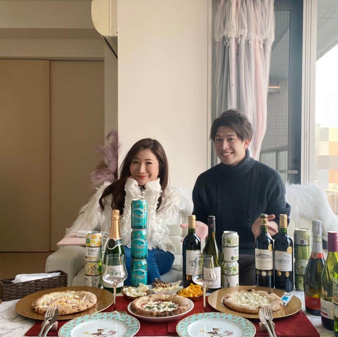 のインスタグラム：「あけましておめでとうございます🌅 か。笑 インスタ放置ですみません笑  ここ最近はコラボが多い！  先週は、 #いきマリ の先輩 @erica_nakamura  ちゃんと#17live でコラボ  #17live でお酒が解禁されたので、 飲みながら配信しようということになったのですが、  えりちゃんから、 「業者並に買ってきて♪」 とお達しがあったので、  両手に持てるだけ(ワイン7本、缶9本) 買っていきましたが、 盛り上がり過ぎて足りなくなり、 朝方追加で買いに行く有り様。笑  配信時間(飲酒時間)は 17時から10時までの17時間。  2人とも頭と肝臓がバグっているようです。  にしても、えりちゃん本当に面白い笑 料理も美味しかったー！ いい姉ができました👏🏻  観に来て下さった皆さんありがとうございました😆  えりちゃんは、 普段もお酒飲みながら 面白い雑談してるので #17live 観に行ってみて下さい🤣  続いては @chimero93 ちゃんとのコラボの様子を！！ (衝撃映像過ぎてフォロワーさん減る気しかしてません。)  #いきなりマリッジ  #17live  #翌日も飲みながら配信した自分が怖い」
