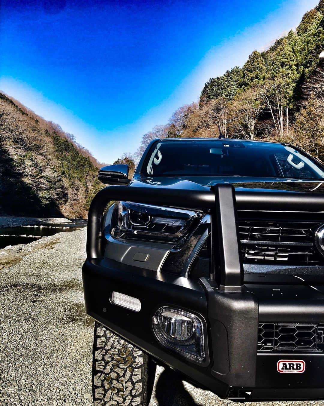 佐々木洋平のインスタグラム：「HILUXがやっとカスタムから返ってきて納車されました  そしてそのまま　　  うらたんざわに釣りにw  #hilux  #ハイラックス  #outdoor #toyota」
