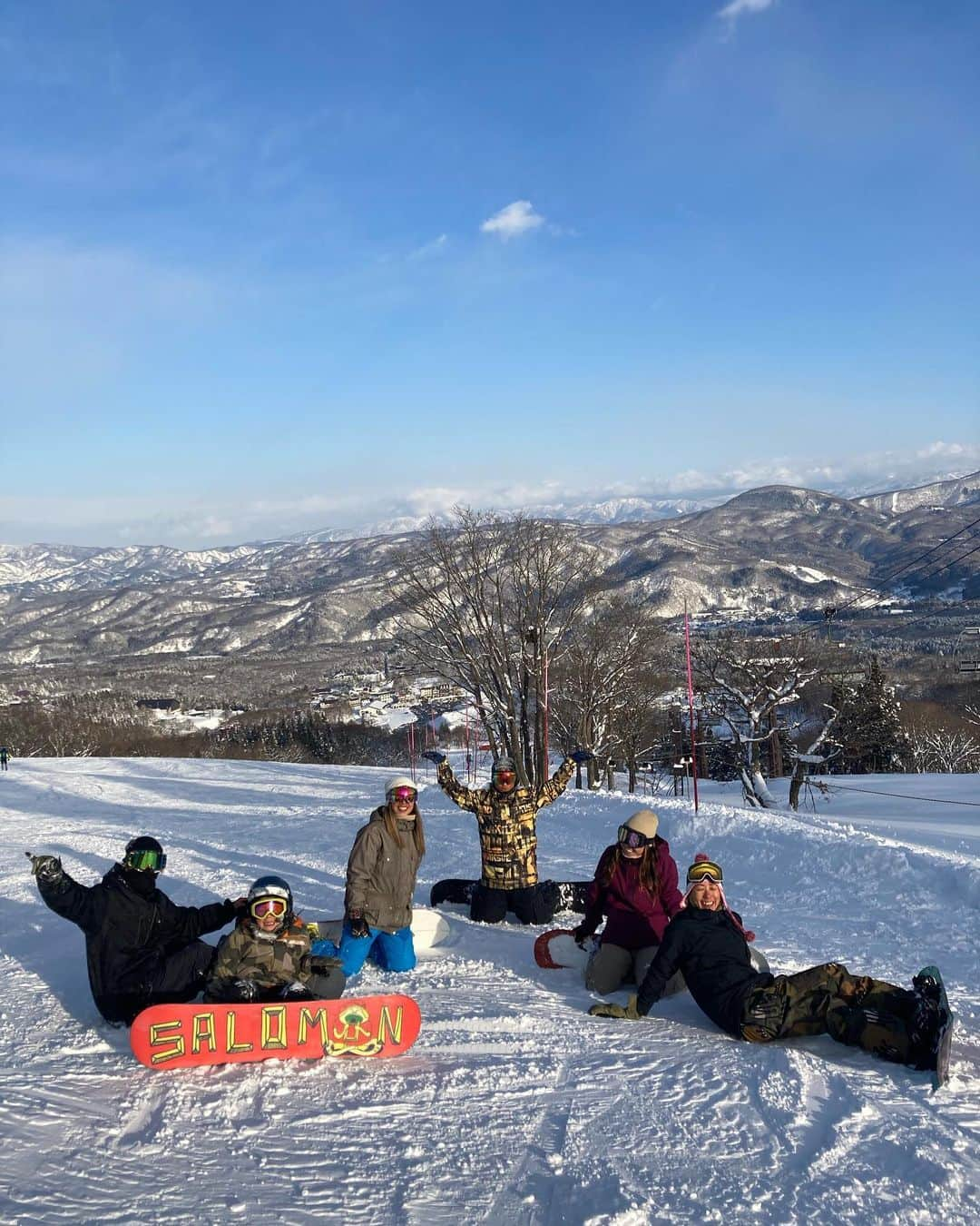 高橋みなとさんのインスタグラム写真 - (高橋みなとInstagram)「海で例えるならば 胸〜肩セット頭くらい ゆるいオフショアで面ツル 地形決まってて 温泉は優勝だし 行くメンツはもっと優勝💯  @modernperformance.surf  アテンドありがとうございました！ 雪山でもコーチの存在は大きかった🔥  @dakine_japan はスノーアイテムも最高。 この白い帽子は雪山で何年も愛用してるかかせない存在。  @blackflys_japan のゴーグルも最高。 真っ白な雪の照り返しから しっかり目を守ってくれる🥽  あーーとにかく最高に楽しかったって話し👏🏽」2月1日 18時38分 - minaaaaato