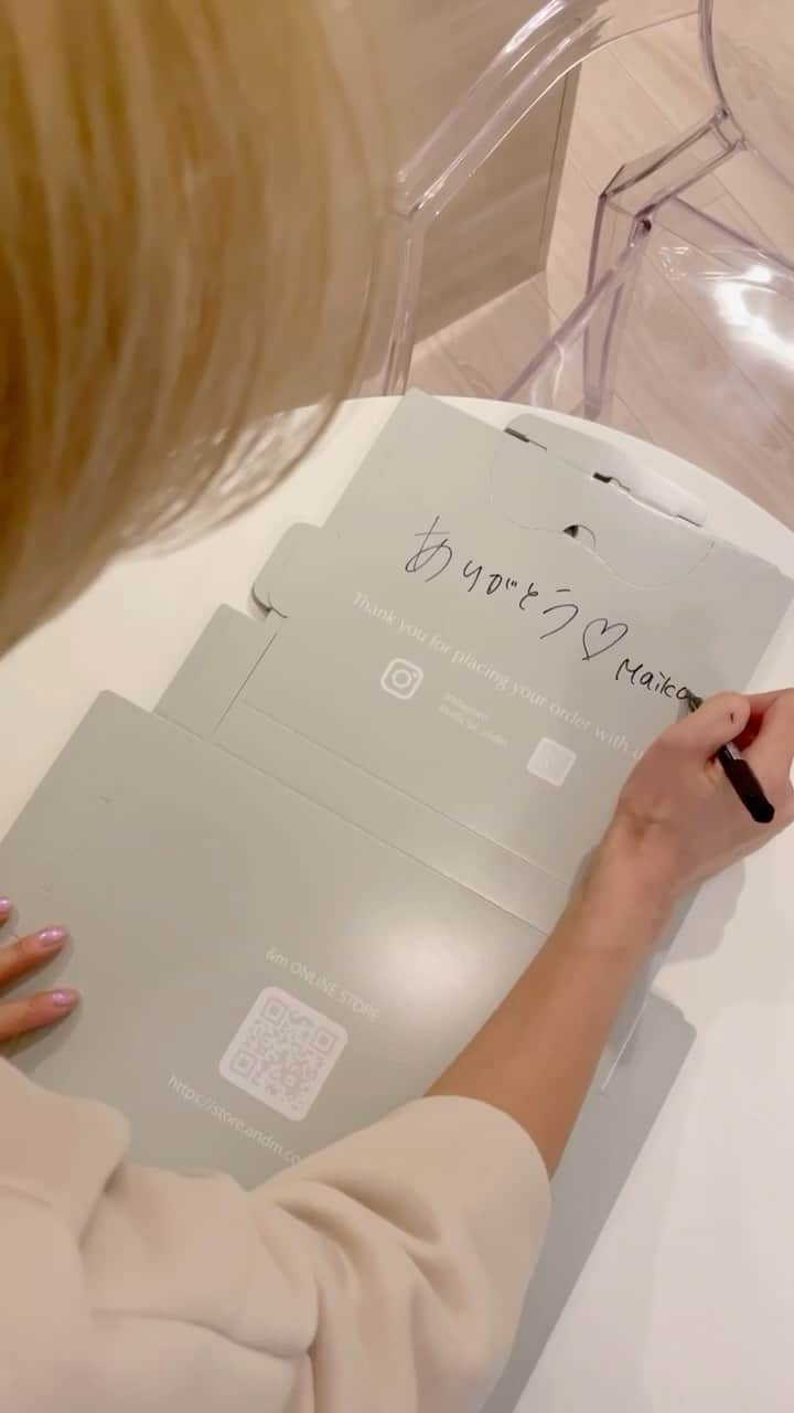 &mのインスタグラム：「上手な字ではないですが、心を込めて一枚一枚書きました☺️ もうすぐ応募してくださった医療従事者の皆様のお手元に届きます。」