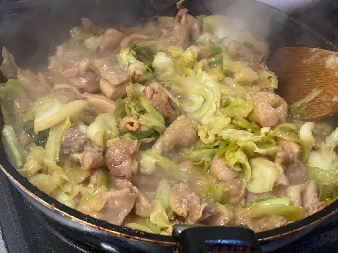 神田陸人のインスタグラム：「1番わけわからん食生活した笑 朝:鶏(けい)ちゃん(岐阜郷土料理) 夕:フルーツ盛り合わせ」