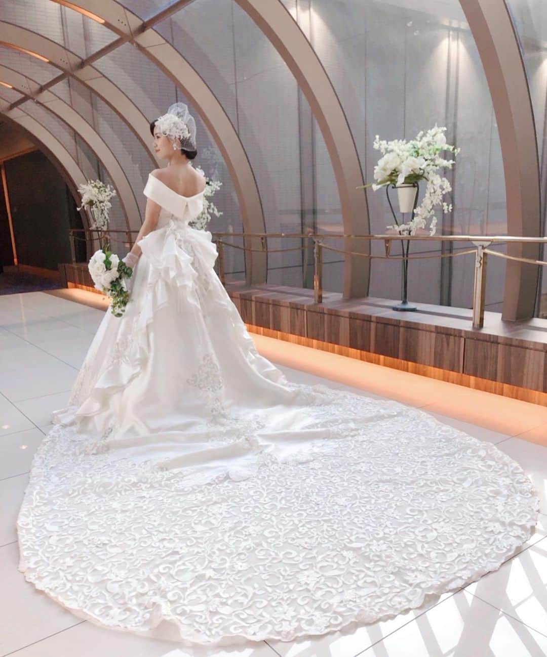 八軒あやねのインスタグラム：「後ろのトレーンの刺繍とヘッドドレスが可愛い💎👗 このトレーンは短くもできて、 オフショルは取り外し可能💪 . @sposablanca さんのドレスです☺️💓 . . .  #ブライダルモデル　#プレ花嫁　#ウエディング　#スポサブランカ　#挙式　#ブライダル　#ウエディングドレス #モデル　#関西モデル　#model #2021 #結婚式　#結婚式」