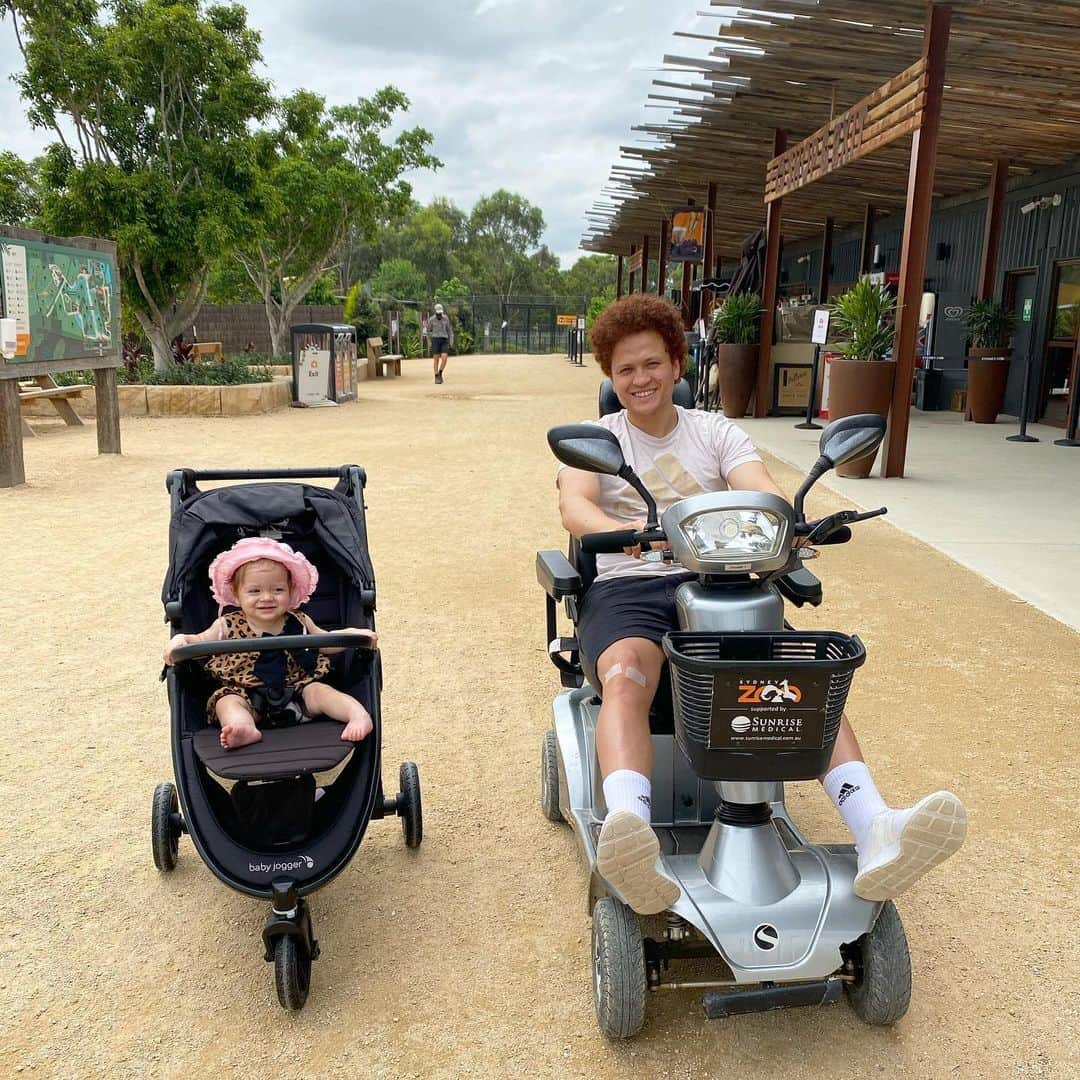 のインスタグラム：「My ride or die 😄👨‍👧👨‍🦼💨 #sydneyzoo」