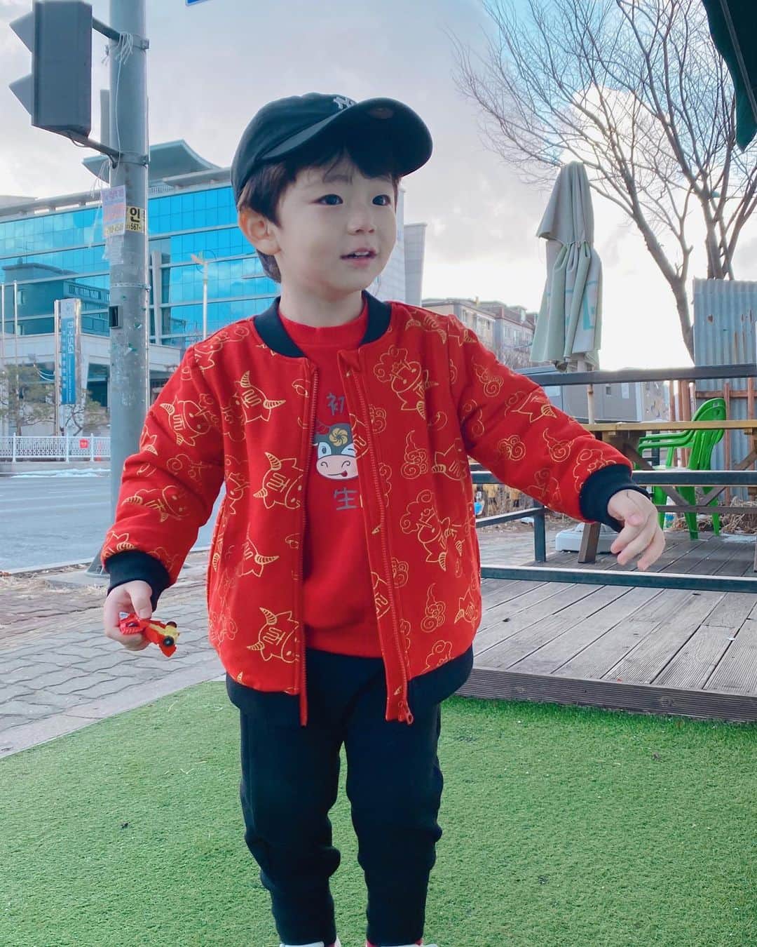 ウンチェのインスタグラム：「. 👦🏻 엄마~ 인형뽑기 해주면 안 될까요? 네네?  (묻는 것도 귀엽고 예쁘게 말하는 뜽유♥️)  #협찬 #ootd #balabala  #소띠해라서 #소패턴디자인 #🐂 #육아스타그램 #아들스타그램 #일상」