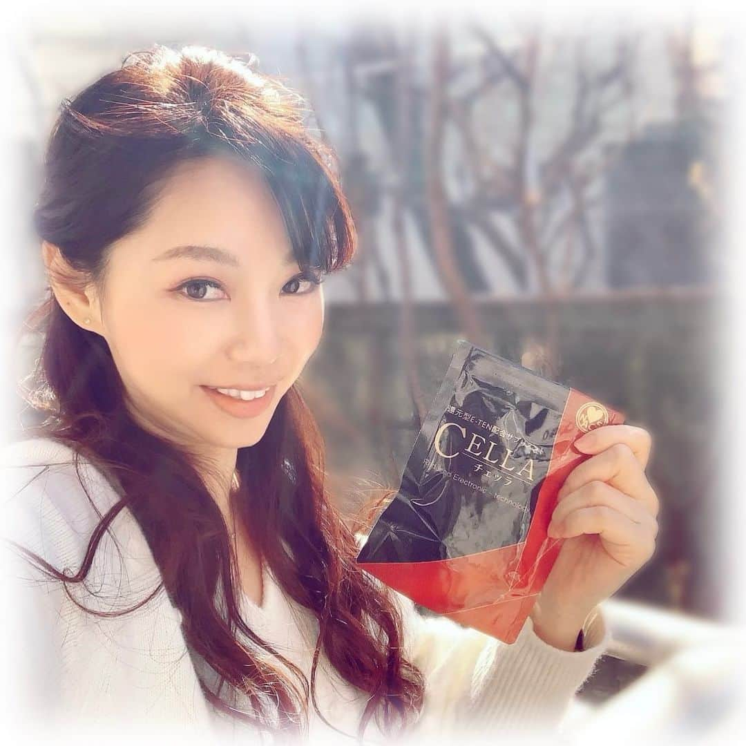 柴本愛沙さんのインスタグラム写真 - (柴本愛沙Instagram)「❤︎  若返りと免疫アップ作戦✨ 某雑誌に載っていて気になっていたコレ。  還元型E-TEN配合のミネラルサプリメント CELLA(チェッラ) @cella.nacs.official です。  還元型って聞き慣れないし、なんか難しいけど 要は食べ物から摂取した栄養に このサプリで得られる電子をプラスして 酸化させる力を抑えるということ☆  活性酸素を増やすことで 身体の酸化(サビ)を防ぐので アンチエイジングになるんです✨  そして、生命活動に必要なエネルギーも 生み出してくれるので、 なんとなくダルいといった不調がなくなり 免疫力もアップするんです✨  今はとにかく、 病気にならないようにすることが 医療現場の方をはじめ、 周りの人への一番の思いやりだと思うので できることからやっていかないとね。  #チェッラ #ミネラルサプリメント #サプリ #ミトコンドリア #ミトコンドリア増える #抗酸化作用 #代謝改善 #ダイエット#美容 #beauty #若返り#アンチエイジング #免疫力アップ #PR #感染症対策 #還元型  #サプリメント #サプリメントの選び方 #気になっていたもの #抗酸化力 #インナービューティー #飲むだけ #できることからコツコツと #医療従事者に感謝 #supplements #supplement #innerbeauty #beautygram」2月1日 18時49分 - aisa_shibamoto