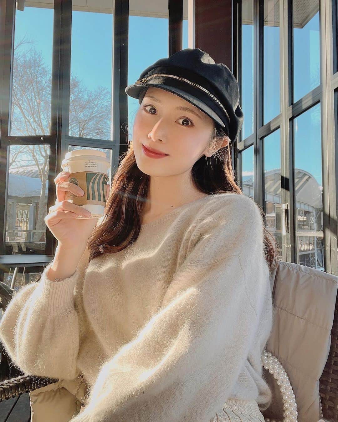 のインスタグラム：「軽井沢アウトレットのスタバがサンルームつきでおしゃれだった❤️  ニットは @jines_official のラクーンニット🥰 ラクーンのニット手触り良すぎand暖かすぎて３つくらい買った♪ 今年は素材が良いニットをたくさん買ったのだ🥰  #ootd #スタバ　#ニット　#スターバックス #sweater #starbacks #jines #ジネス　#ラクーンニット #ラクーン　#軽井沢 #軽井沢アウトレット #プリンスショッピングプラザ軽井沢 #karuizara #cafe #カフェ　#長野　#nagano #長野モデル　#長野県モデル #キャスケット　#caskett #likeforlikes #lfl #いいね返し #me #selfie #instagood #フォロワー増やしたい #フォロワー募集中」