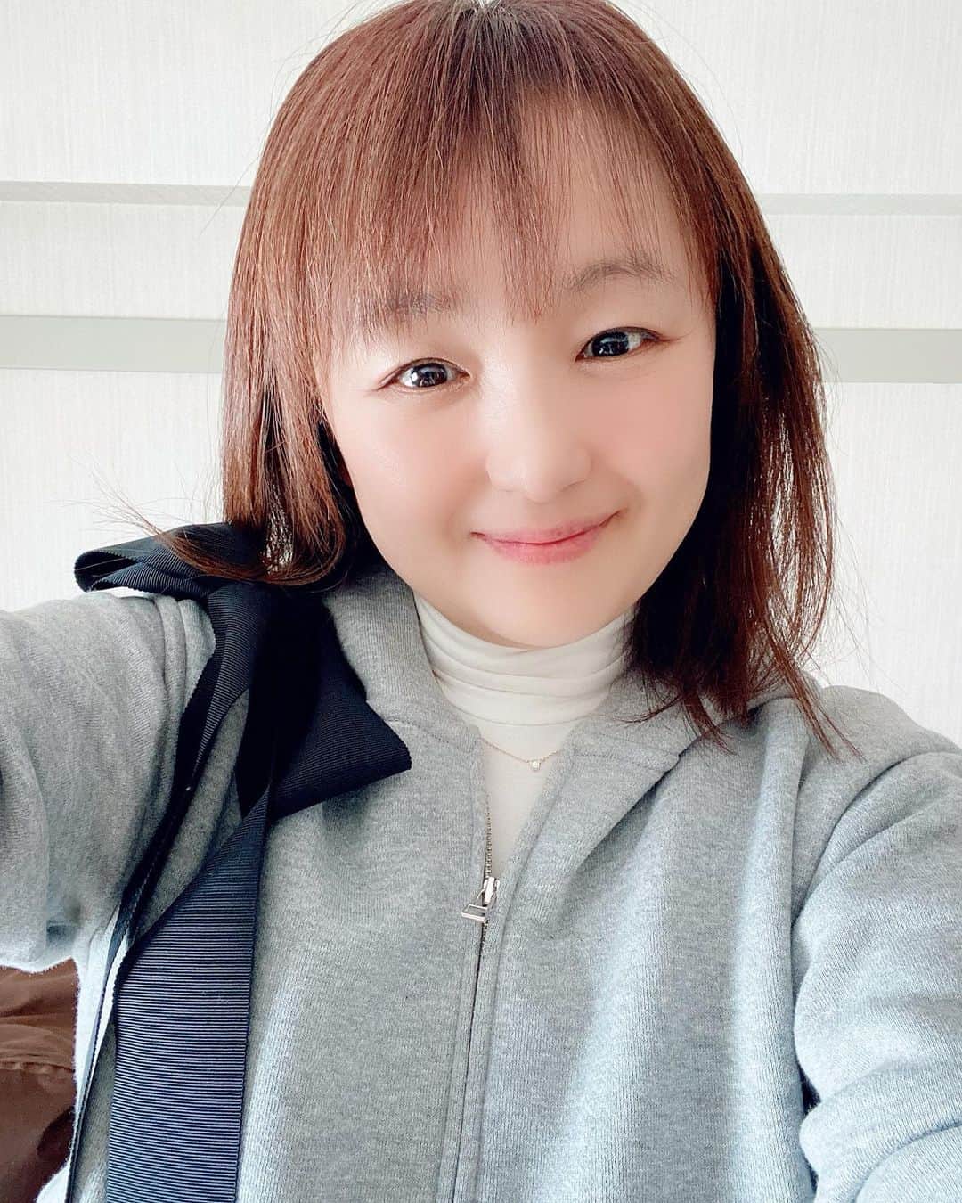 倉田雅世のインスタグラム：「うおー、花粉めー。 目がかゆいー。ぷんぷん。 （余裕がある顔は、出かける前だからです💦）」
