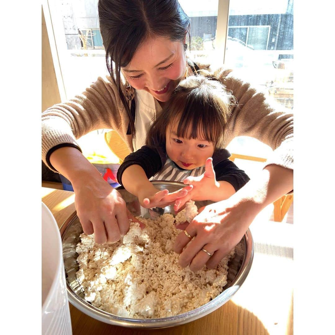 望月みささんのインスタグラム写真 - (望月みさInstagram)「初めてのお味噌作り🍲 ずっとやりたくて、今年こそはやろうと決めていたもののひとつ。  仲良し友達夫妻が教えてくれたので、なのりのと一緒にとても楽しくお味噌作りデビューできました🤗💕  思っていたより簡単だったし、子供たちも楽しめるのでお味噌作りも我が家の恒例行事に決定ヾ(*´∀｀*)ﾉ  その人その人の手にいる常在菌によって味が変わる手作りお味噌。 子供の手の常在菌はとっても元気だからより一層美味しくなるんだとか😁 近頃は何かと除菌除菌と言われて、1日に何度もアルコールを手にします。  そんな時だからこそ、手の菌が重要な役割を持つお味噌づくりがまた心に沁みました🤲  食べ頃を迎えるのをみんなで楽しみにしながら、発酵を見届けます🤤  #手作りお味噌　#味噌づくり  #食育　#おうちのお味噌　#なのりの　#2歳差姉妹　#2歳児と4歳児　#この冬おうち時間を楽しむ方法 #ENJOYHOME #MOTHERS編集部 @mothers.official @misatokowaki」2月1日 18時54分 - mochizuki.misa