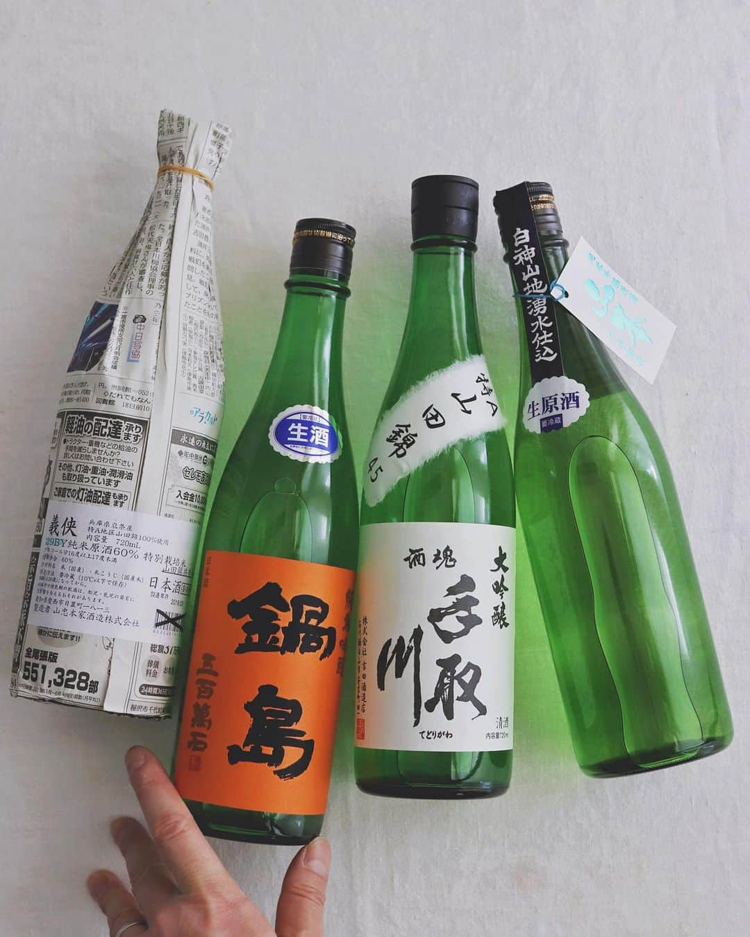 樋口正樹さんのインスタグラム写真 - (樋口正樹Instagram)「🍶 . ２月の日本酒は４本で、 かがた屋ですべて購入。 . 左から順に、愛知県の 山忠本家酒造の義侠の 特別栽培米の純米原酒。 . 佐賀県の富久千代酒造 鍋島の純米吟醸の生酒。 . 石川県の吉田酒造店の 手取川の大吟醸ですが かがた屋さん限定もの。 . 秋田県の山本酒造店の 山本７号は純米吟醸酒。 . 自粛期間なので順調に 週１本ペースで飲酒中。 料理もいろいろなので 辛口だけに限定せずに いろいろ楽しむことに。 勝手に日本酒マラソン 残り４０都道府県です。 . . #勝手に日本酒マラソン #自粛期間の過ごし方 #山忠本家酒造 #義侠 #富久千代酒造 #鍋島の純米吟醸 #吉田酒造店 #手取川 #山本酒造店 #山本7号 #純米酒 #純米吟醸 #生酒 #大吟醸 #酒魂 #かがた屋 #飲み比べ #日本酒 #日本酒好き #日本酒飲み比べ #日本酒男子 #日本酒好きな人と繋がりたい #日本酒で乾杯 #備忘録 #お酒の備忘録 #勝手に日本酒マラソン #nabeshima #gikyo #tedorigawa #yamamoto #sake」2月1日 18時57分 - higuccini