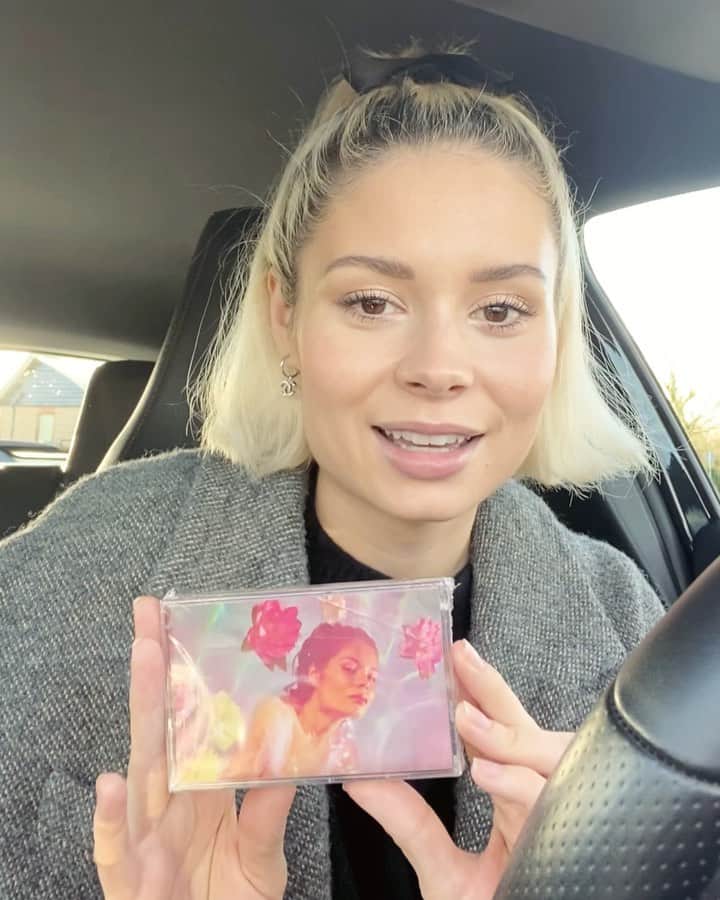 ニーナ・ネスビットのインスタグラム：「to celebrate the 2 year anniversary of my album ‘the sun will come up, the seasons will change’ I will be giving away some ✨ quirky ✨ items! comment your favourite song from the album and I will pick a winner of all 3 things tonight! I kept the cassette from the first time I got to see them in real life at the label, unfortunately it is slightly cracked now but I thought it was kinda funny and personal. also it definitely goes with the album theme of being broken and slowly putting yourself back together - I should work in sales, I know. I will sign all items with the winner’s name in my best handwriting! the apple tree CD has been in my drawer for over 8 years 🤭 and was my first produced EP that I ever released so thought it was kinda cool to have both together. and I’ll also handwrite one line from my new music on a piece of top secret paper for you. thank you SO much for all the support on this album. It truly changed my life and is a mantra I still go by, especially right now, that nothing is permanent in life and things will always get better. anyway, miss you all and can’t wait to see you again sometime soon.」