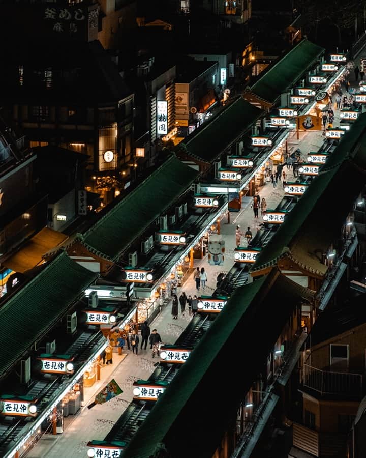 Fujifilm UKさんのインスタグラム写真 - (Fujifilm UKInstagram)「Hello February! We’re kicking off the month with our first Featured Photographer of the Week, @benrich__  Currently based in Tokyo, architecture photographer Ben shares with us this photo of Nakamise-dori in Asakusa. Did you know it is one of the oldest shopping streets in Japan?   “Most of the stalls have been run by the same families for multiple generations. Whether you want to buy a samurai sword or a new set of fridge magnets, Nakamise-dori has you covered.”  #XT2 XF16-55mmF2.8 R LM WR F5.6, ISO 1600, 1/60 sec  #Fujifilmx_uk #XSeries #Fujifilm」2月1日 19時00分 - fujifilmuk