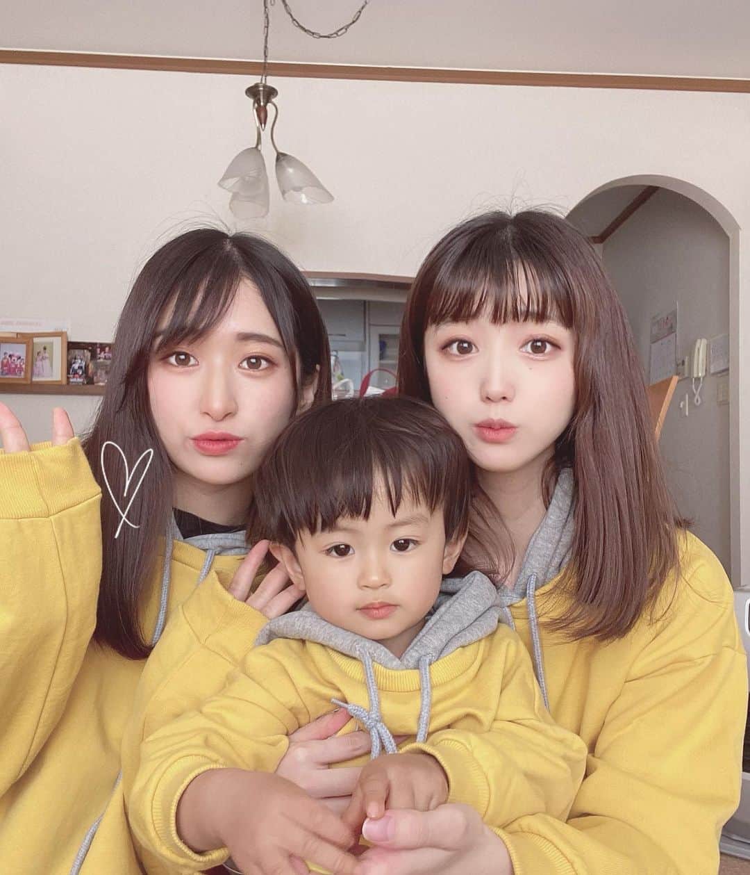 ゆーきのインスタグラム：「ㅤㅤㅤㅤㅤㅤ 題名:『家族写真』 #左から#義母#旦那#私#😃#とか言うと怒られるので#早くママ友になりたい#にしておく」