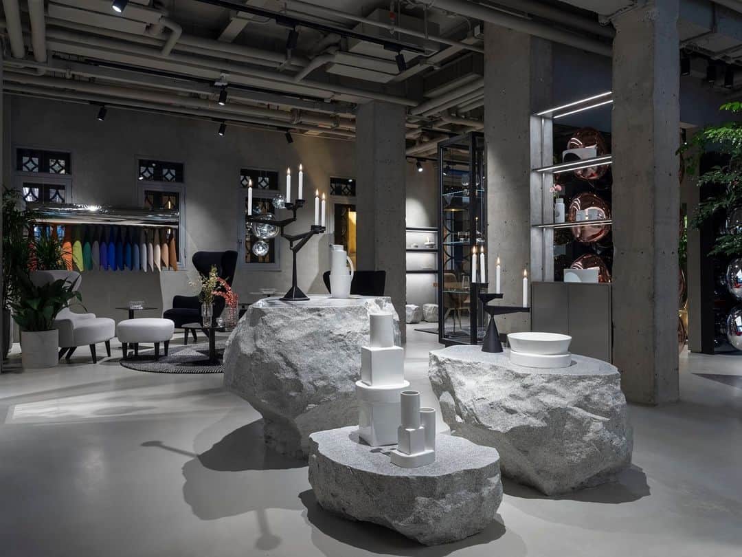 トム ディクソンのインスタグラム：「We dropped several massive blocks of stone in the centre of our new Hub in Xintiandi, Shanghai.⁠ ⁠ The open-plan layout references the Shkiumen organisation of spaces, with rooms arranged around a Central Hall and Courtyard. ⁠ ⁠ Tom Dixon Studio’s Shanghai Hub, XinTianDi Style I, Ground floor, No.123-6 Xinye Road, Shanghai.⁠ ⁠ ⁠ ⁠」