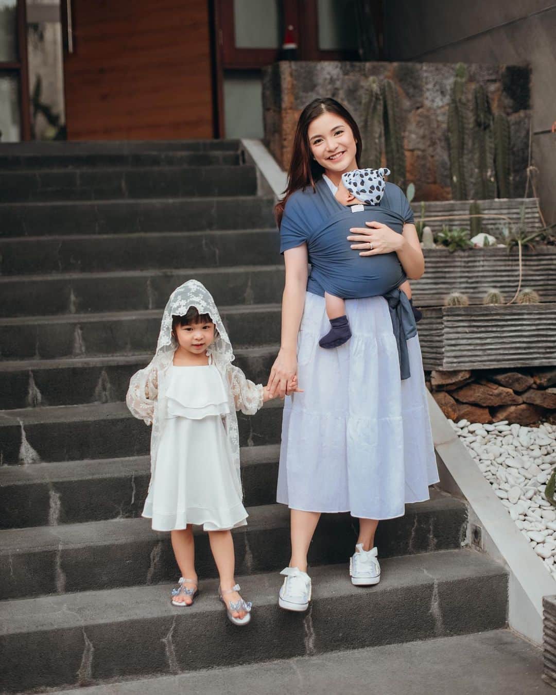 チェルシー・オリビアのインスタグラム：「Menjawab banyaknya pertanyaan gendongan kain/baby wrap yg sering bngt dipertanyakan ibu2 karna suka mondar mandir di igs aku kl lagi gendong Dante... Merk-nya apa si?? Ini baby wrap aku merk @mikhadou (buatan lokal,kualitas cihuy bngt.. aku punya bnyk warna🙂) Baby wrap Mikhadou ini sangat membantu aku bngt terutama di bulan-bulan awal dimana dante masi suka ngajakin begadang dan juga nangis semaleman ga berhenti(aku blm tau kalo ternyata dia lactose intolerant dan maminya harus Dairy Free)  . . Pasti bnyk ibu2 yg komentar emang boleh?? Posisinya aman ga sih?? Mulai kapan aku pake strachy wrap ini?? Jujur saya juga baru bngt pake strachy wrap ini dan bukan pro ,karna dulu waktu jaman nastusha blm kenal baby wrap mikhadou ini soalnya...  nah aku mulai pake pas dante sebulan dan mulai lepas dari bedongan .. Aman atau ngak?? Selama kamu memakai strachy wrap dengan teknik yg benar, percayalah baby yg lagi rewel bisa lngs tidur kalo pake ini ... Dan enaknya gendongan ini tuh bisa dipake aku sambil kerja-in hal yang lain dan mengurangi koliknya Dante @mikhadou ♥️」