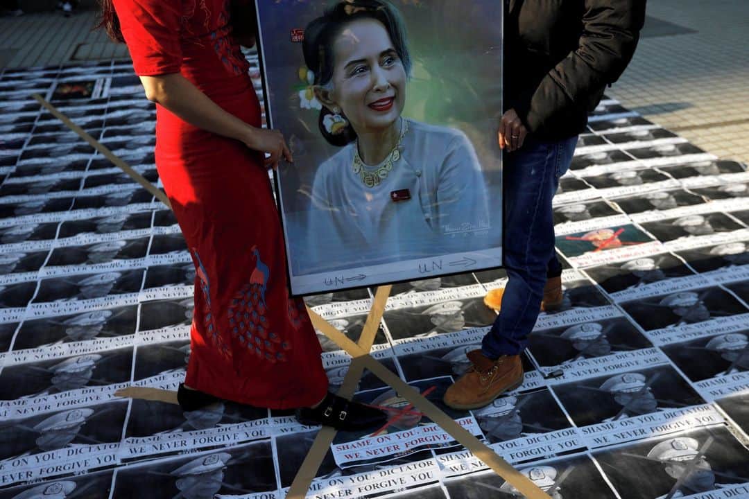 のインスタグラム：「Un peu plus de dix ans après une libération qui avait mis un terme à sa quinzaine d’années d’assignation à résidence au temps de la dictature militaire, l’ex-dissidente et désormais dirigeante de Birmanie, Aung San Suu Kyi, a été arrêtée par l’armée dans les premières heures de la matinée du lundi 1er février. Après des jours de rumeurs, ponctuées de déclarations équivoques de généraux menaçant de reprendre le pouvoir sous le prétexte de « fraudes » électorales ayant entaché le scrutin législatif de novembre 2020, la Tatmadaw (forces armées) vient donc de signer son quatrième coup d’Etat en soixante-trois ans.⁣ Myo Nyunt, porte-parole de la Ligue nationale pour la démocratie (NLD) – le parti de Mme Suu Kyi qui a écrasé tous ses rivaux lors des élections –, a révélé que le président de la République, Win Myint, proche allié de Mme Suu Kyi, ainsi qu’un certain nombre de hauts cadres du parti sont également détenus dans la capitale, Naypyidaw. Le même porte-parole a précisé à un journaliste de The Irrawaddy qu’il s’agissait bien, selon lui, d’« une tentative de coup d’Etat,[même si les militaires] peuvent toujours prétendre que ce n’est pas le cas en forçant le président à demander la réunion d’un conseil national de sécurité qui donnerait officiellement le pouvoir à l’armée ».⁣ -⁣ Des Birmans expatriés au Japon se rassemblent pour protester contre le coup d’Etat à Tokyo. Ils portent des portraits de l’opposante Aung San Suu Kyi et piétinent des photos du général Min Aung Hlaing, chef des armées birmanes. Photo : Issei Kato (@hirame1972) / Reuters (@reuters)⁣ -⁣ #Birmanie #Myanmar #AungSanSuuKyi」